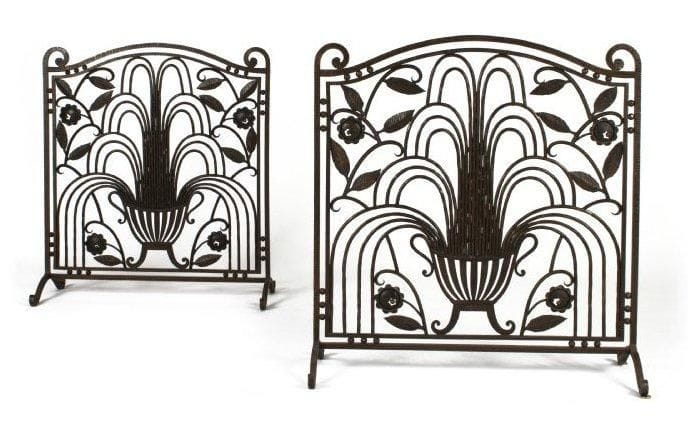 Travail ART DECO dans le goût d'Edgar BRANDT (1880-1960)
Rare paire de pare-feu en fer forgé et patiné. Le décor présente un bouquet stylisé en cascade, agrémenté de quatre fleurs ouvertes, dans un double encadrement au fronton cintré et orné de rangées de sphères facettées. Les montant latéraux se terminent en crosse et reposent sur un piétement en volute. Chaque écran est muni de sa tringle d'origine pour fond en tissu. Circa 1925 79,5x70,5x33,5 cm Bibliographie: " Mobilier et Décoration d'intérieur " N° V d'août-septembre 1924. Modèle à rapprocher, réalisé par Edgar Brandt, reproduit page 12
