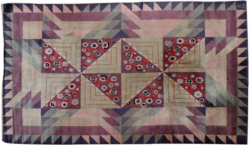 Jules COUDYSER (1867-1931)
Tapis en laine réalisé au point noué. Décor de motifs géométriques et floraux stylisés. Vers 1925/30. Monogrammé dans la trame. 300 x 193 cm