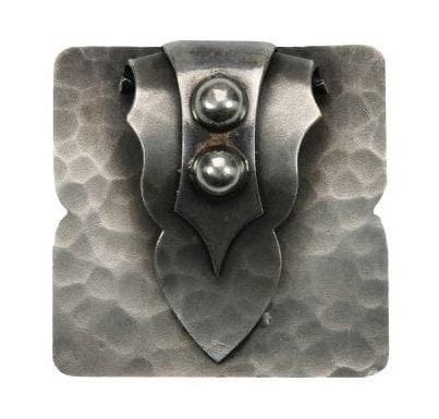 Jean DESPRES (1889-1980)
Broche carrée en métal argenté à surface martelée. Décor évoquant une attache en découpe ornée de deux demi-sphères, traitées lisse. 4,6 x 4,6 cm