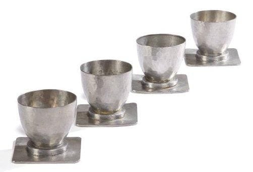 Jean DESPRES (1889-1980)
Rare suite de quatre coquetiers modernistes en étain à surface martelée. Base carrée accueillant un pied circulaire. Travail des années 1930/40. Chaque pièce est signée J. DESPRES à la pointe sous la base. 4,4 x 5 x 5 cm