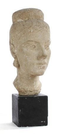Tatiana ALALOU-JONQUIERES (1902-1969)
Femme au chignon. Portrait sculpté. Plâtre original. Base cubique en plâtre peint noir d'origine. Non signé. Hauteur totale: 54 cm Hauteur sculpture seule: 40 cm