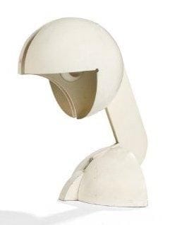 Gae AULENTI (né en 1927)
La Ruspa, modèle créé en 1968 Lampe en métal laqué blanc. Fût à inclinaison variable et chaque demi-abat-jour orientable. Rayures et usures sur la laque. Édition ancienne. Porte l'étiquette d'éditeur Martinelli Luce. Hauteur: 60 cm