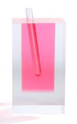 Shiro KURAMATA (1934-1991)
Flower vase Acrylique translucide et rose, verre. Vendu dans son coffret d'origine. Éditions Ishimaru Co., Ltd. 21,5 x 11 x 11 cm