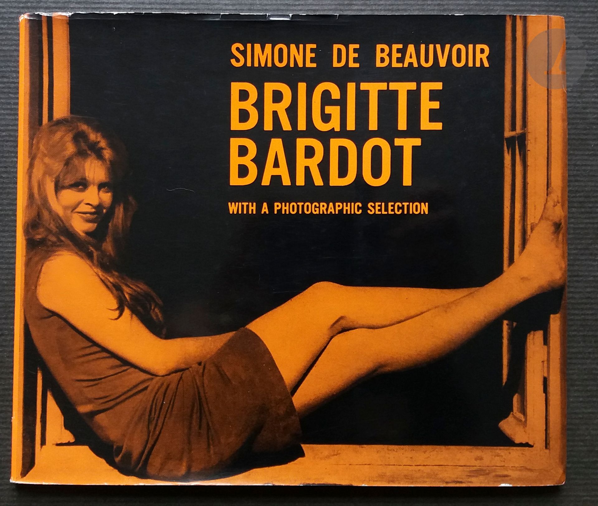 De BEAUVOIR, SIMONE (1908-1986)
Brigitte Bardot and the Lolita syndrome.
With a Photographic Selection.
André Deutsch and Weidenfeld & Nicolson, 1960.
In-8 oblong (18 x 21 cm). Édition originale anglaise. 92 pages. Texte de Simone de Beauvoir, traduit en anglais par Bernard Fretchman. Nombreuses photographies. Couverture souple illustrée, à rabats. Très bel état.