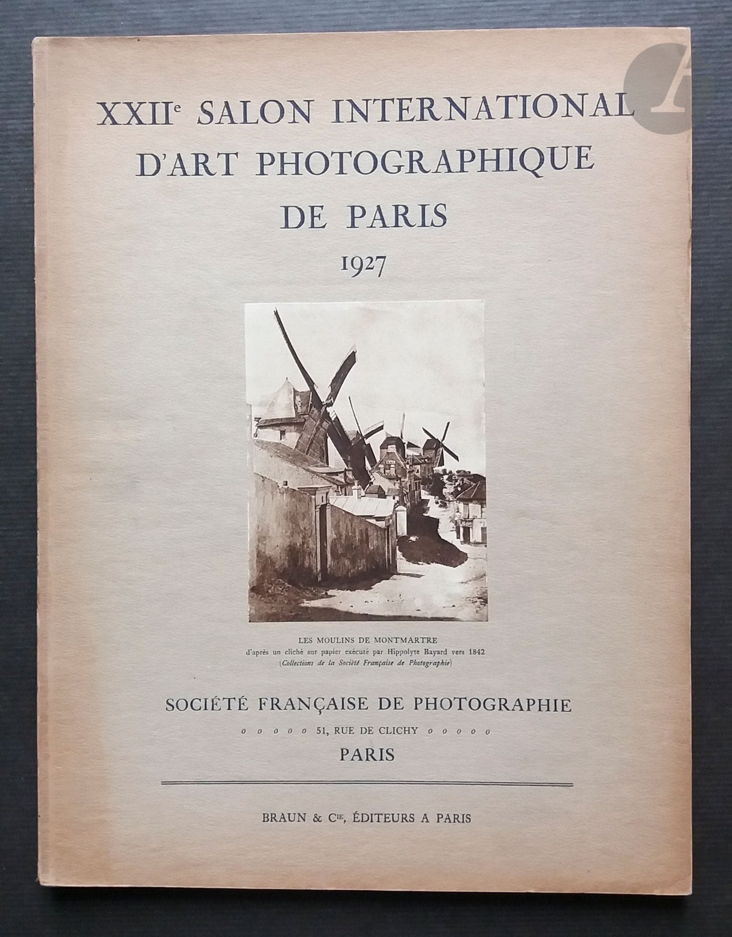 PICTORIALISME.
XXII° Salon International d'Art Photographique de Paris 1927.
Société Française de Photographie, Paris.
Braun & Cie, 1927.
In-4 (31 x 24 cm). Édition originale brochée. Introduction par Luc Benoist, suivie de 48 planches photographiques par Laure Albin-Guillot, R. Demachy, Krupka, Drtikol, Dannatt, Renger Patzsch, Santeul, e.a. Très belle impression en héliogravure des photographies. Couverture souple illustrée d'un cliché des moulins de Montmartre par Hippolyte Bayard.  Intérieur de l'ouvrage en parfait état; couverture avec traces d'usage.