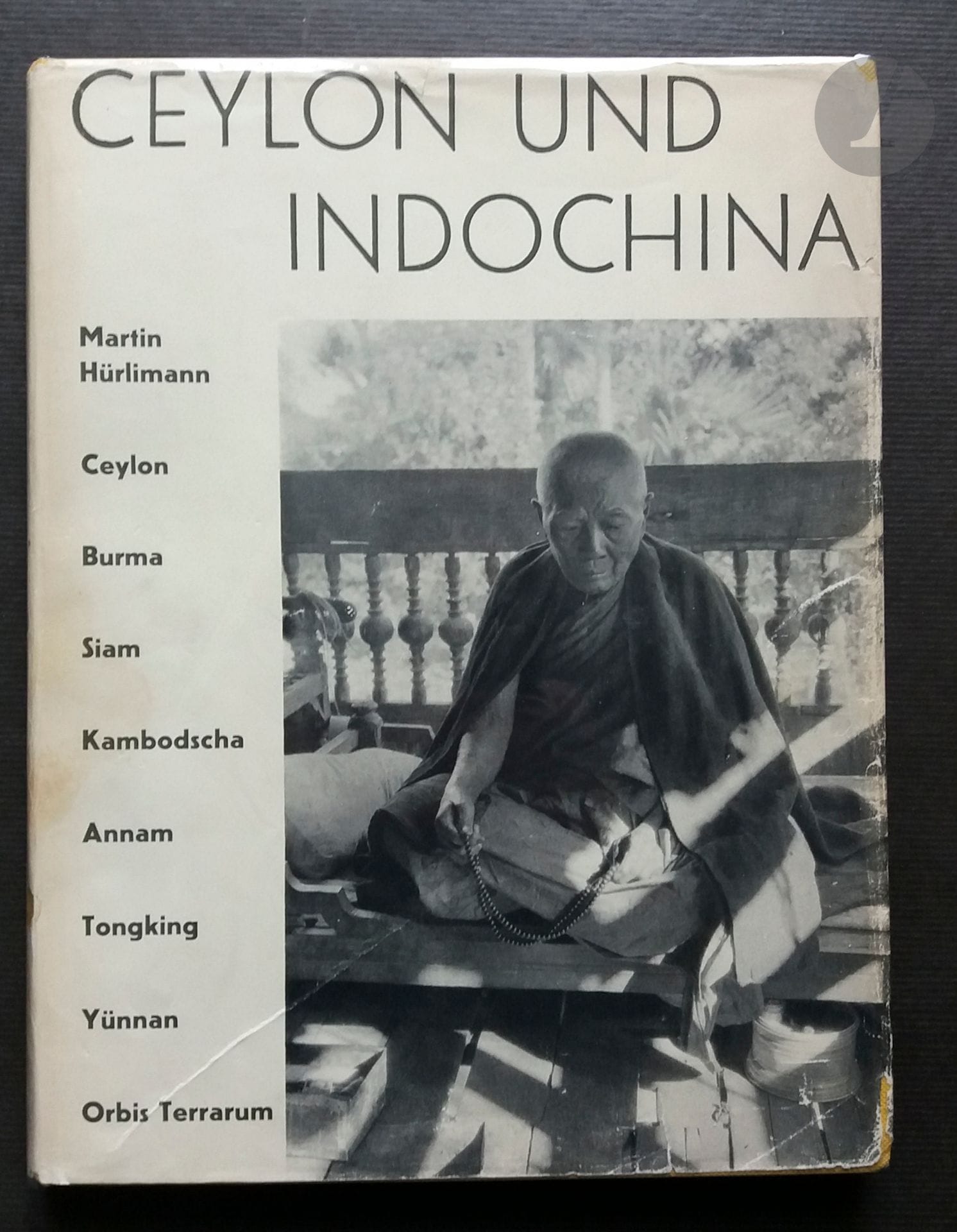 HÜRLIMANN, MARTIN (1897-1984)
Ceylon und Indochina.
Burma, Siam, Kambodscha, Annam, Tongking, Yünnan.
Baukunst - Landschaft - Volksleben.
Verlag Ernst Wasmuth, Berlin, 1929.
In-4 (30 x 24 cm). Édition originale (1-12 Tausend). 40 pages de texte en allemand, suivies de 288 photographies superbement reproduites en héliogravure, avec légendes dans 4 langues dans la marge. Reliure en tissu jaune sous jaquette illustrée d'origine complète et en bel assez état (menus défauts).