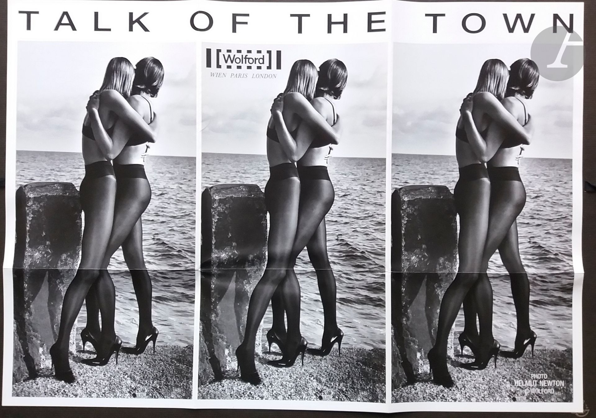 NEWTON, HELMUT (1920-2004)
Talk of the Town.
Wolford - Wien - Paris - London.
Wolford, 1996.
In-folio (31 x 24 cm). Édition originale. Catalogue de mode, photographié à Monte Carlo en novembre 1995 et publié en février 1996. Catalogue de 16 pages avec neuf photographies en Nb et deux en couleurs, à pleine ou double page, par Helmut Newton. Est joint une grande affiche dépliante (47 x 67,5 cm) avec un triptique d' Helmut Newton titré ""Talk of the Town"". L'ensemble est présenté dans un coffret en carton titré et illustré d'une photographie.