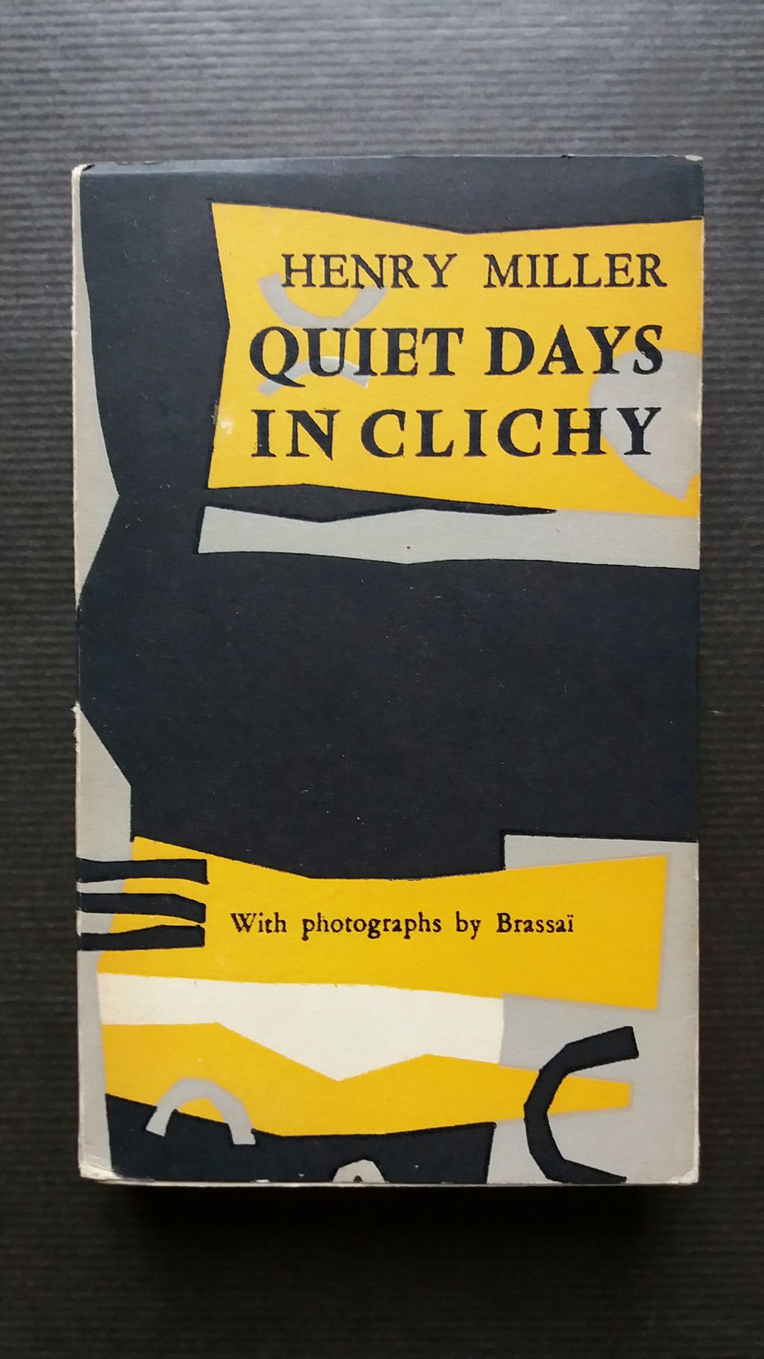 BRASSAÏ (GYULA HALASZ, DIT) (1899-1984)
MILLER, HENRY (1891-1980)
Quiet Days in Clichy.
Photographs by Brassaï.
The Olympia Press, Paris, 1958.
In-16 (18 x 11 cm). Seconde édition, brochée avec jaquette. 171 pages. Couverture conçue par T. Tajiri. Photographies hors-texte par Brassaï, superbement reproduites en héliogravure. Bel exemplaire, excepté une très petite déchirure au coin supérieur droit de la quatrième de couverture. Intérieur très frais et jaquette bien conservée.
Ref. Auer, p. 364.
