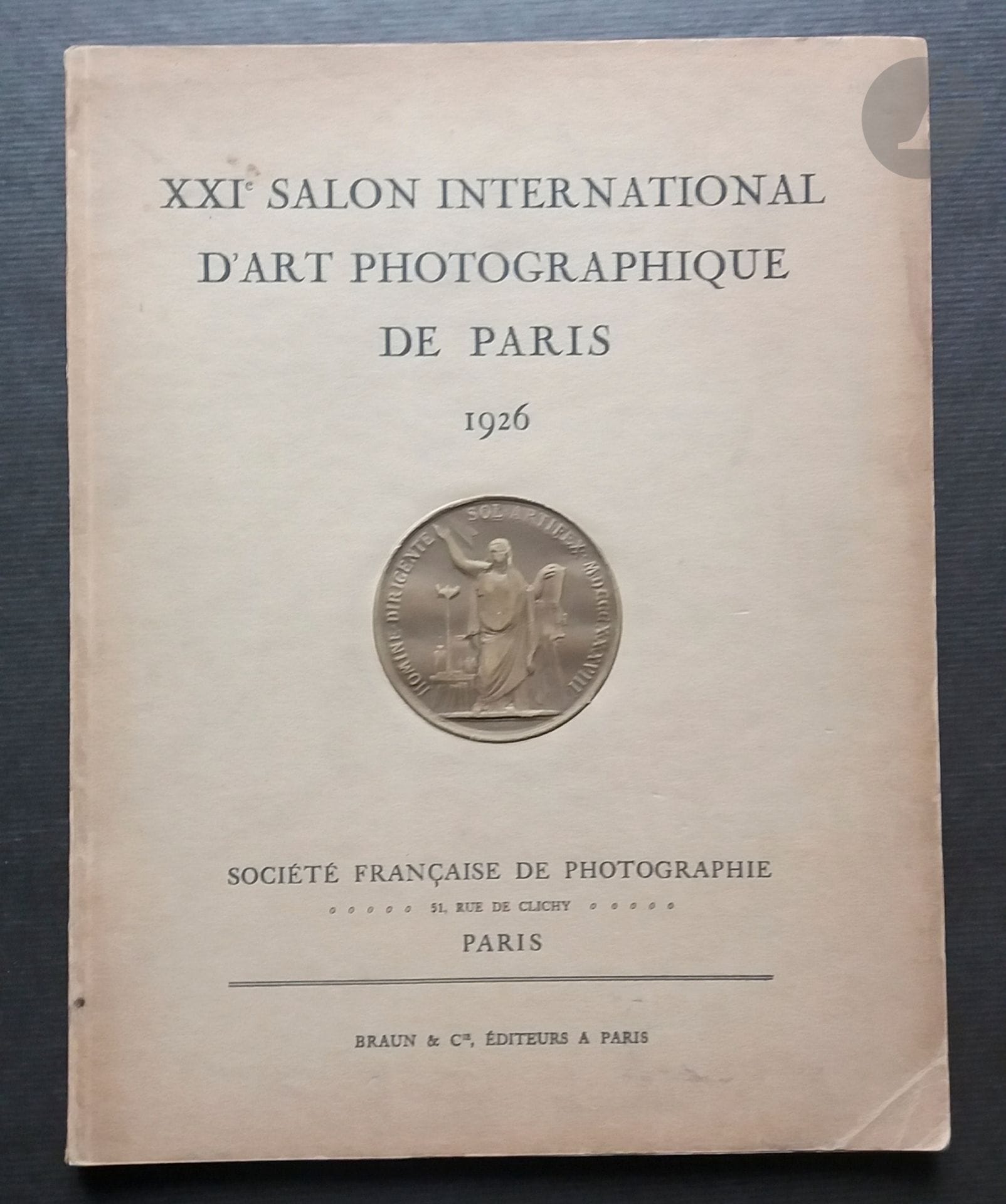 PICTORIALISME.
XXI° Salon International d'Art Photographique de Paris 1926.
Société Française de Photographie, Paris.
Braun & Cie, 1926.
In-4 (31 x 24 cm). Édition originale brochée. Introduction par Jean Chantavoine, suivie de 48 planches photographiques par Albin-Guillot, Demachy, Izuo, Santeul, Trager, e.a. Très belle impression en héliogravure des photographies. Couverture souple illustrée d'un médaillon.  Intérieur de l'ouvrage avec des rousseurs sur les 16 premières planches; couverture avec traces d'usage.