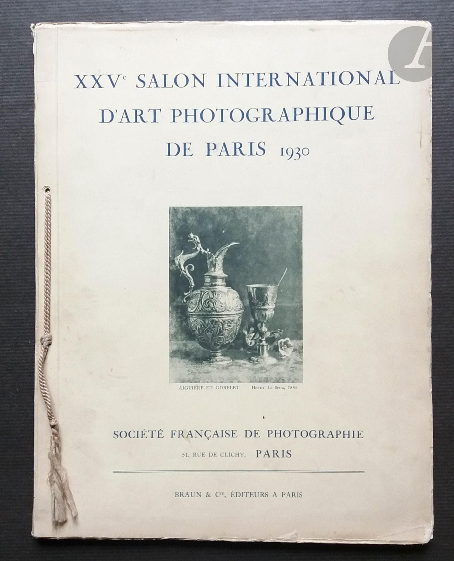 PICTORIALISME.
XXV° Salon International d'Art Photographique de Paris 1930.
Société Française de Photographie, Paris.
Braun & Cie, 1930.
In-4 (31 x 24 cm). Édition originale brochée. Introduction par Louis Mirande, suivie de 48 planches photographiques par Alban, Auradon, Keighley, Krupka, Meys, Lamarre, Ortiz-Echagüe, Santeul, Zielke, e.a... Très belle impression en héliogravure des photographies. Couverture souple illustrée, reliée par un lacet. Intérieur de l'ouvrage en parfait état; couverture avec traces d'usage.