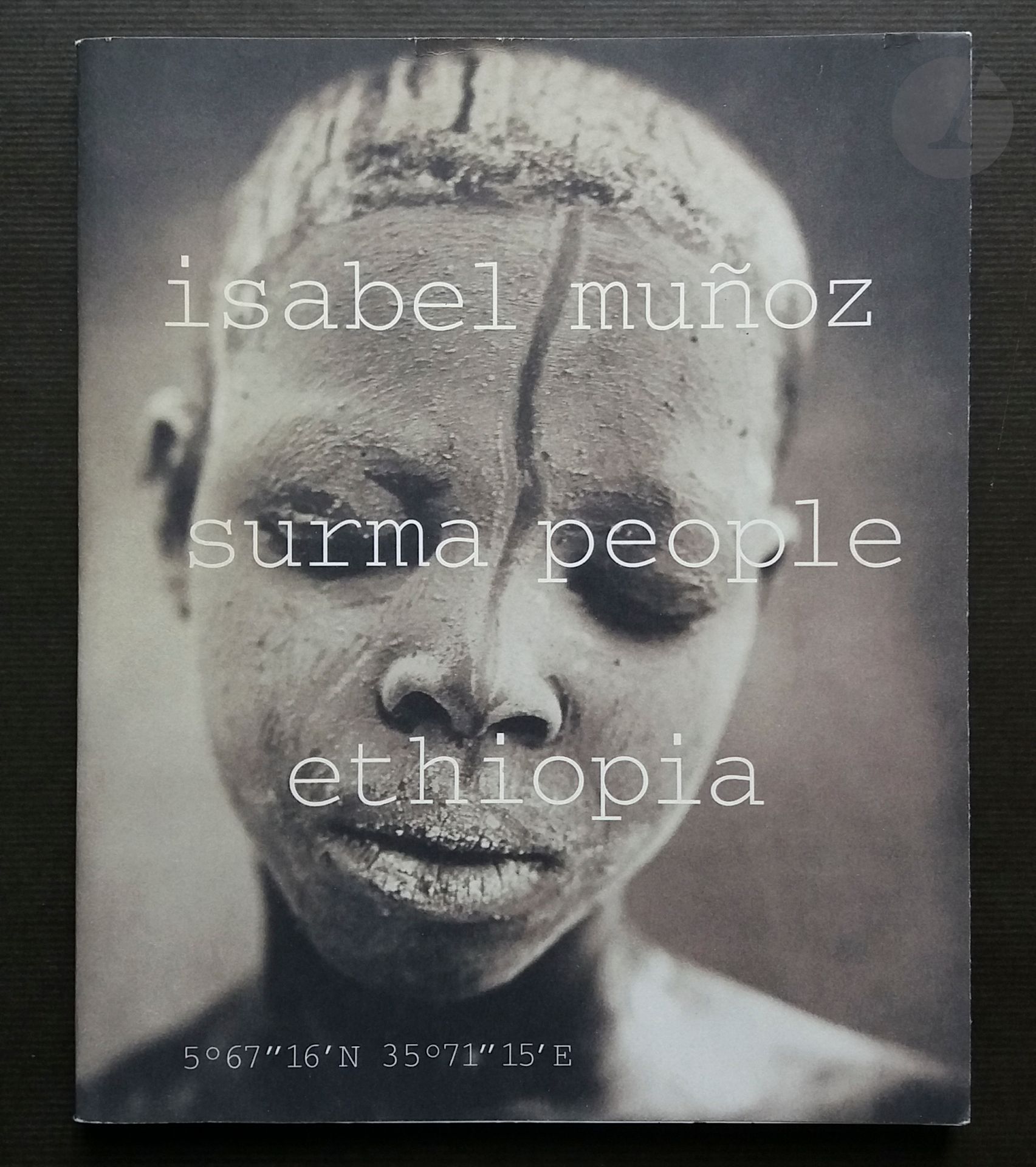 MUNOZ, ISABEL (1951)
Surma People - Ethiopia.
Galerie Beyeler, Basel, 2004.
In-4 (29 x 23 cm). Édition originale brochée. Catalogue de l'exposition tenue à la Galerie Beyeler d'avril à juin 2004. 36 pages. 23 photographies. Texte bilingue anglais-allemand. Couverture souple sous jaquette illustrée à grand rabat.