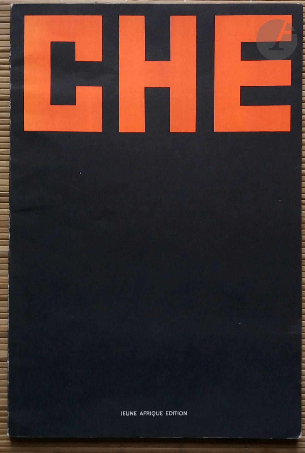 CIESLEWICZ, ROMAN (1930-1996). 
CHE, 1928-1967. 
Collage de Roman Cieslewicz. 
Jeune Afrique, Paris, 1968. 
In-folio (34 x 23 cm). Édition originale, brochée. 36 photomontages totalement muets, imprimés pleine page en rouge, violet et noir. C'est l'œuvre la plus connue de Cieslewicz (avec les couvertures de la revue Opus International). Très rare. Couverture souple titrée ""Che"" en rouge sur fond noir.
