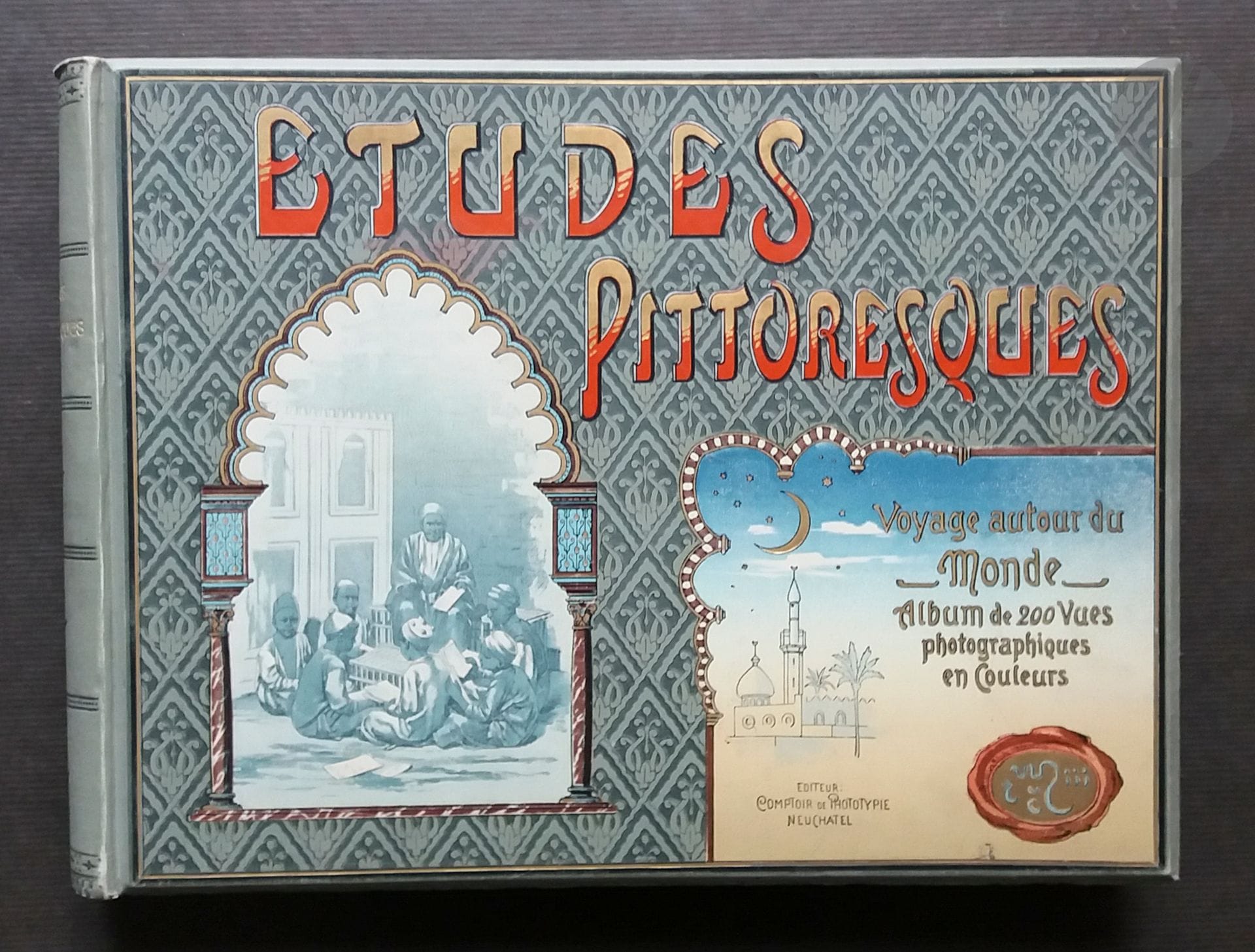 Études Pittoresques.
Voyage autour du Monde.
Album de 200 photographies en couleurs. 
Comptoir de Phototypie, Neuchatel, s.d.
In-4 oblong (23 x 30 cm). Édition originale. 200 planches photographiques rehaussées en couleurs en phototypie. 36 pages de descriptions et légendes des 200 gravures en fin d'ouvrage. Reliure polychromée de l'éditeur. Bel exemplaire avec les plats bien frais; pli vertical sur les deux premières pages de titre; reproductions photographiques en parfait état.