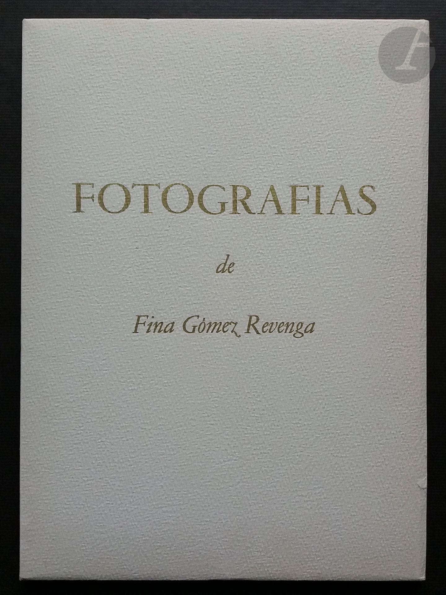 GOMEZ REVENGA, JOSEFINA (1920-1997)
Fotografias de Fina Gomez Revenga.
Draeger, Paris, 1954.
In-folio (40 x 29 cm). Édition originale, tirée à 3055 exemplaires numérotés (notre exemplaire ne comporte pas de numéro). Préface de Lise Deharme. 40 photographies imprimées en héliogravure; légendes manuscrites en fac-similé de l'auteur en français, traduites en espagnol par Alejo Carpenter. Couverture cartonnées sous jaquette blanche rempliée, titrée en lettres dorées. Exemplaire en parfait état.