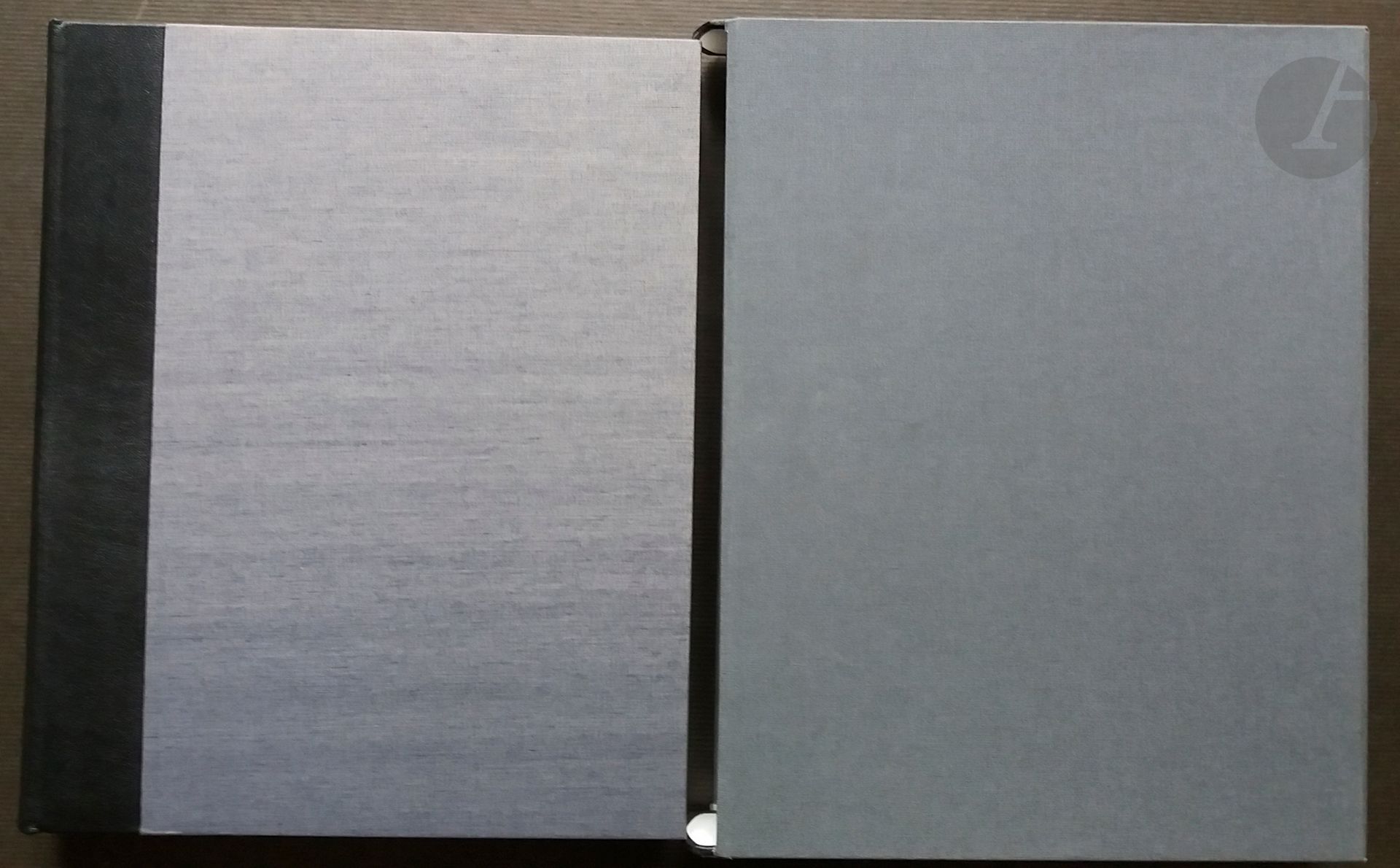 ROTH, ANDREW
The Book of 101 Books.
PPP Editions, in association with Roth Horowitz LLC, New York, 2001.
In-4 (30 x 24,5 cm). Édition originale de luxe, tirée 500 exemplaires. 306 pp. Reliure en tissu gris. Dos en cuir. Emboîtage de l'éditeur en tissu gris.