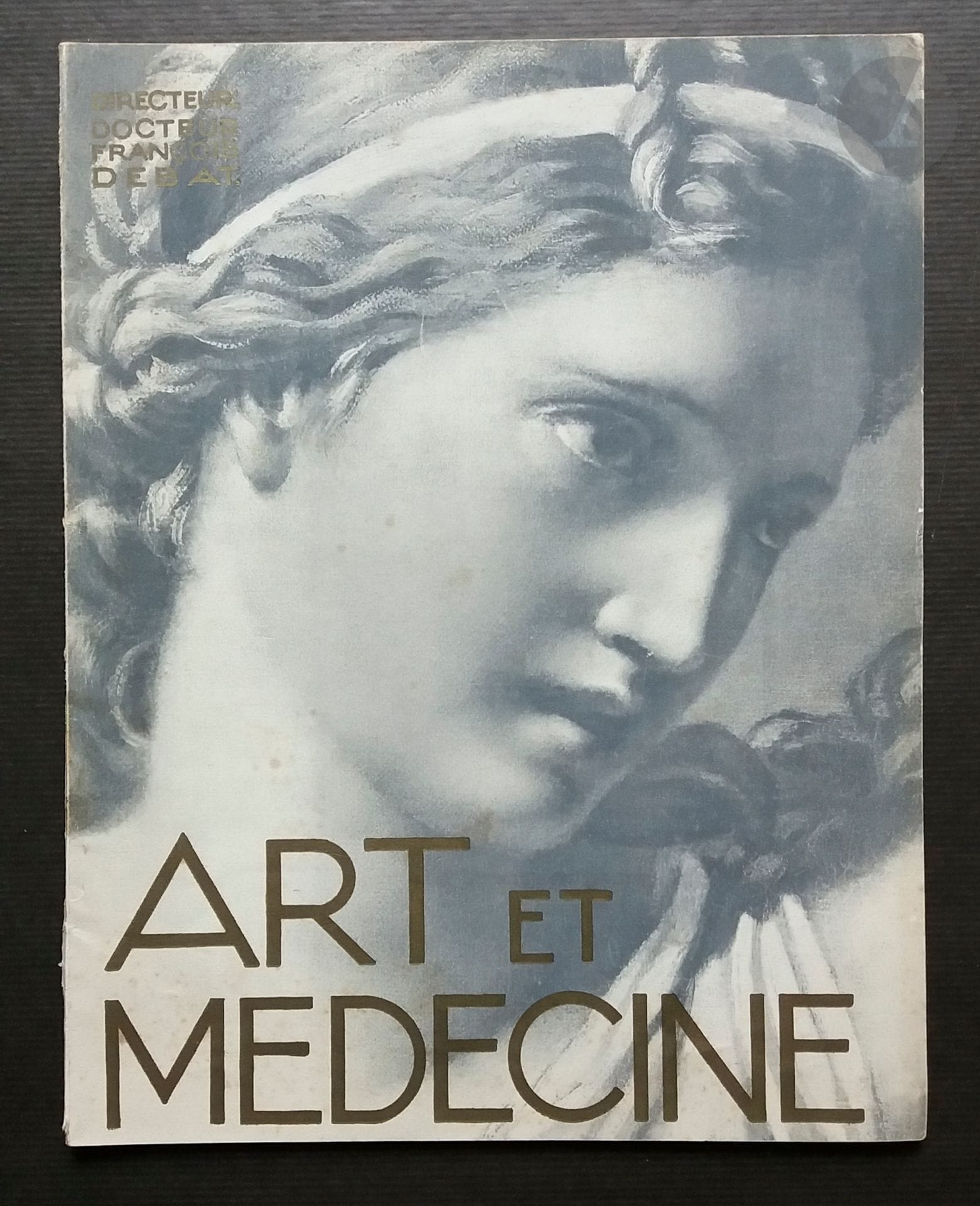 ART ET MÉDECINE
Revue mensuelle réservée au corps médical.
Numéro de Mars 1934
Photographies d'André Kertesz, e.a.
In-4 (30 x 24 cm). Édition originale. 48 pages. Numéro consacré à divers sujets (Les Arennes, la Danse, etc..) illustré de photographies reproduites en héliogravure. Photographies de Munkacsi, Ilse Bing, Roger Schall, René Zuber et André Kertesz (seulement une photographie de Kertesz dans ce numéro). Textes de Pierre Mac-Orlan, Tristan Derême, e.a. Couverture souple illustrée.
