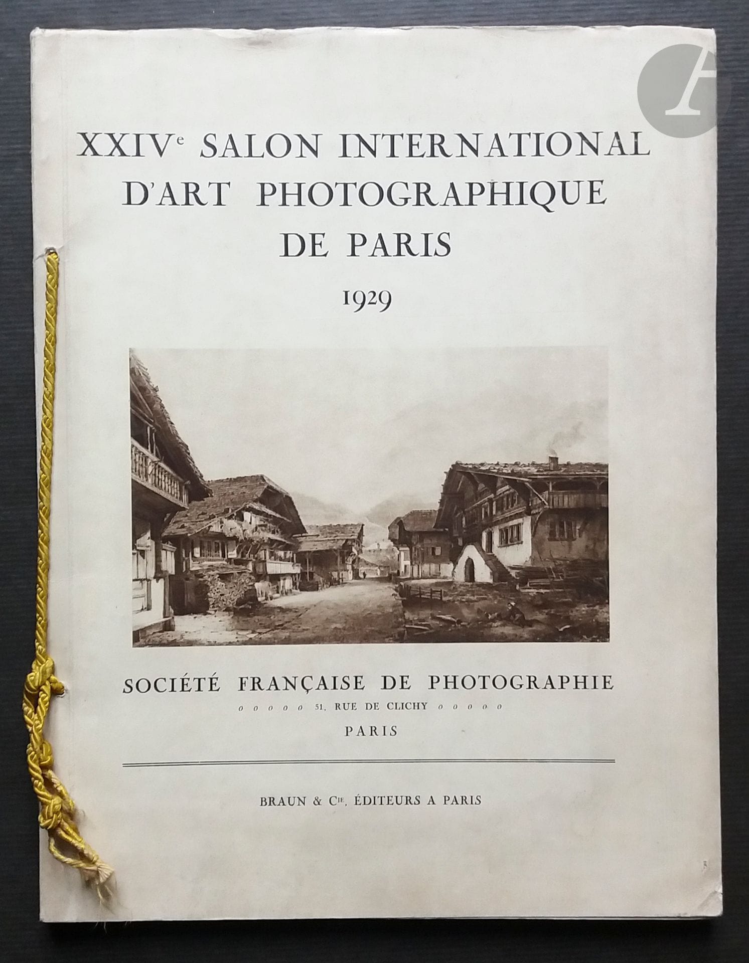 PICTORIALISME.
XXIV° Salon International d'Art Photographique de Paris 1929.
Société Française de Photographie, Paris.
Braun & Cie, 1929.
In-4 (31 x 24 cm). Édition originale brochée. Introduction par Pierre Gusman, suivie de 48 planches photographiques par Ortiz-Echagüe, Lorelle, Keighley, Drtikol, Albin Guillot, Matsuki, H.G. Cox, e.a.  Très belle impression en héliogravure des photographies. Couverture souple illustrée d'un dessin par Daguerre, reliée par un lacet.  Intérieur de l'ouvrage en parfait état; couverture avec traces d'usage.
