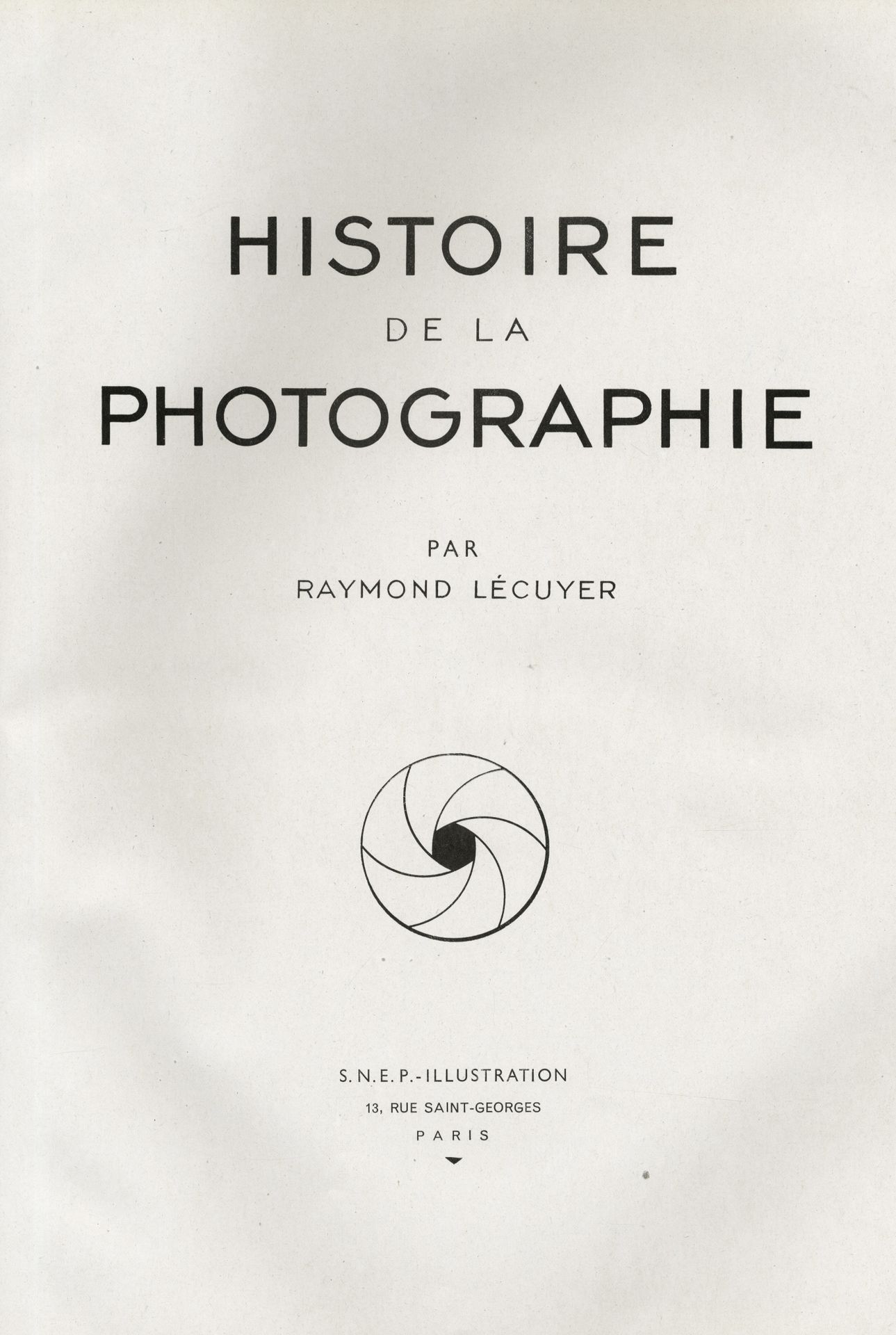 LÉCUYER, RAYMOND (1879-1950)
Histoire de la photographie. 
Baschet et Cie, Paris, 1945. 
In-folio (38,5 x 29 cm). Édition originale. 455 pp. 19 planches en couleurs et 55 planches monochromes hors-texte ainsi que de très nombreuses illustrations in-texte. Exemplaire complet de sa paire de lorgnons bicolores. Reliure en pleine percaline verte.