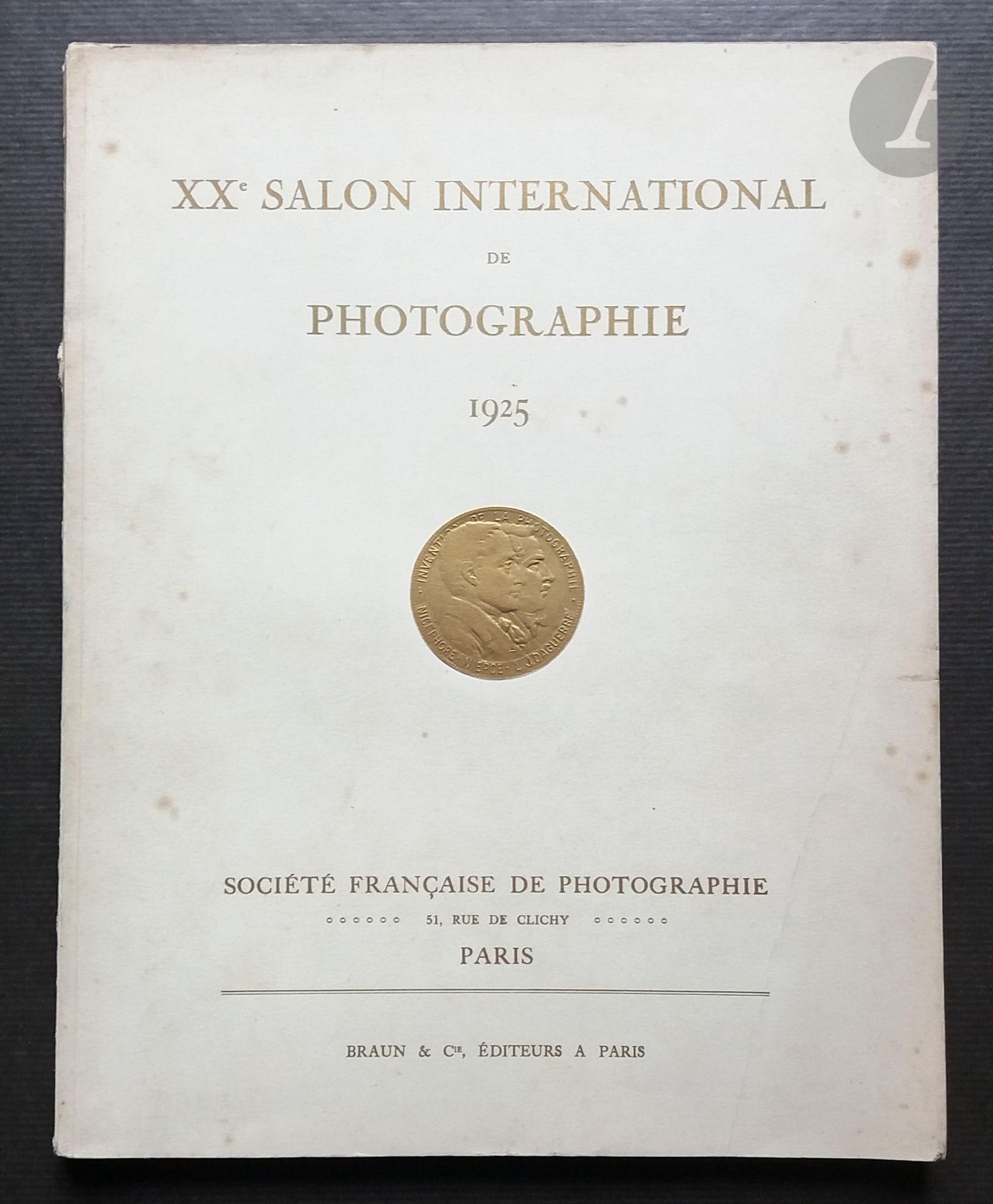 PICTORIALISME.
XX° Salon International d'Art Photographique de Paris 1925.
Société Française de Photographie, Paris.
Braun & Cie, 1925.
In-4 (31 x 24 cm). Édition originale brochée. Introduction par Yvanhoé Rambosson. Texte de C de Santeul sur la photographie pictoriale en 1925,  suivi de 48 planches photographiques par Caddeville, Albin-Guillot, Santeul, Puyo, Drtikol, Morinaga, Ortiz Echagüe, e. a. Très belle impression en héliogravure des photographies. Couverture souple illustrée d'un médaillon représentant Nièpce et Daguerre.Couverture avec traces d'usage et pli dans le coin inférieur droit.