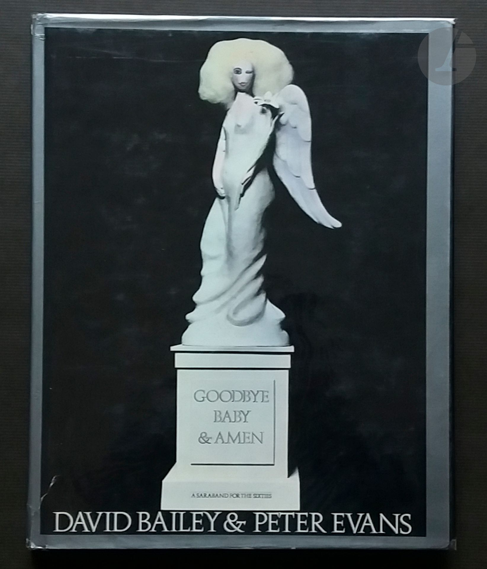 BAILEY, DAVID (1938)
Goodbye Baby & Amen.
The Condé Nast, 1969.
In-4 (36 x 28 cm). Édition originale. 240 pages. Textes de Peter Evans. Relié avec jaquette illustrée.