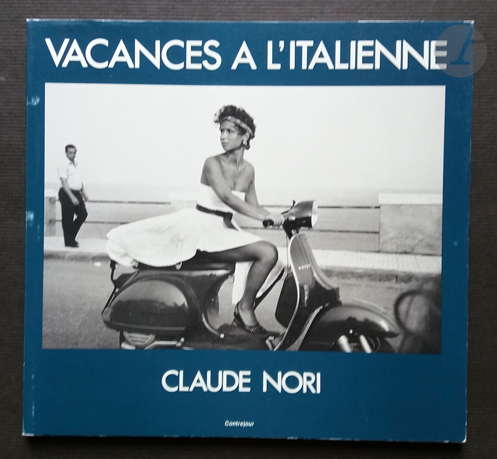 NORI, CLAUDE (1949)
Vacances à l'italienne.
Contrejour, 1987.
In-4 oblong (25 x 27 cm). Édition originale, brochée. 84 pages. Texte de Claude Nori en français et en italien. Photographies reproduites en noir et blanc. Couverture souple blanche, sous jaquette à rabats illustrée.