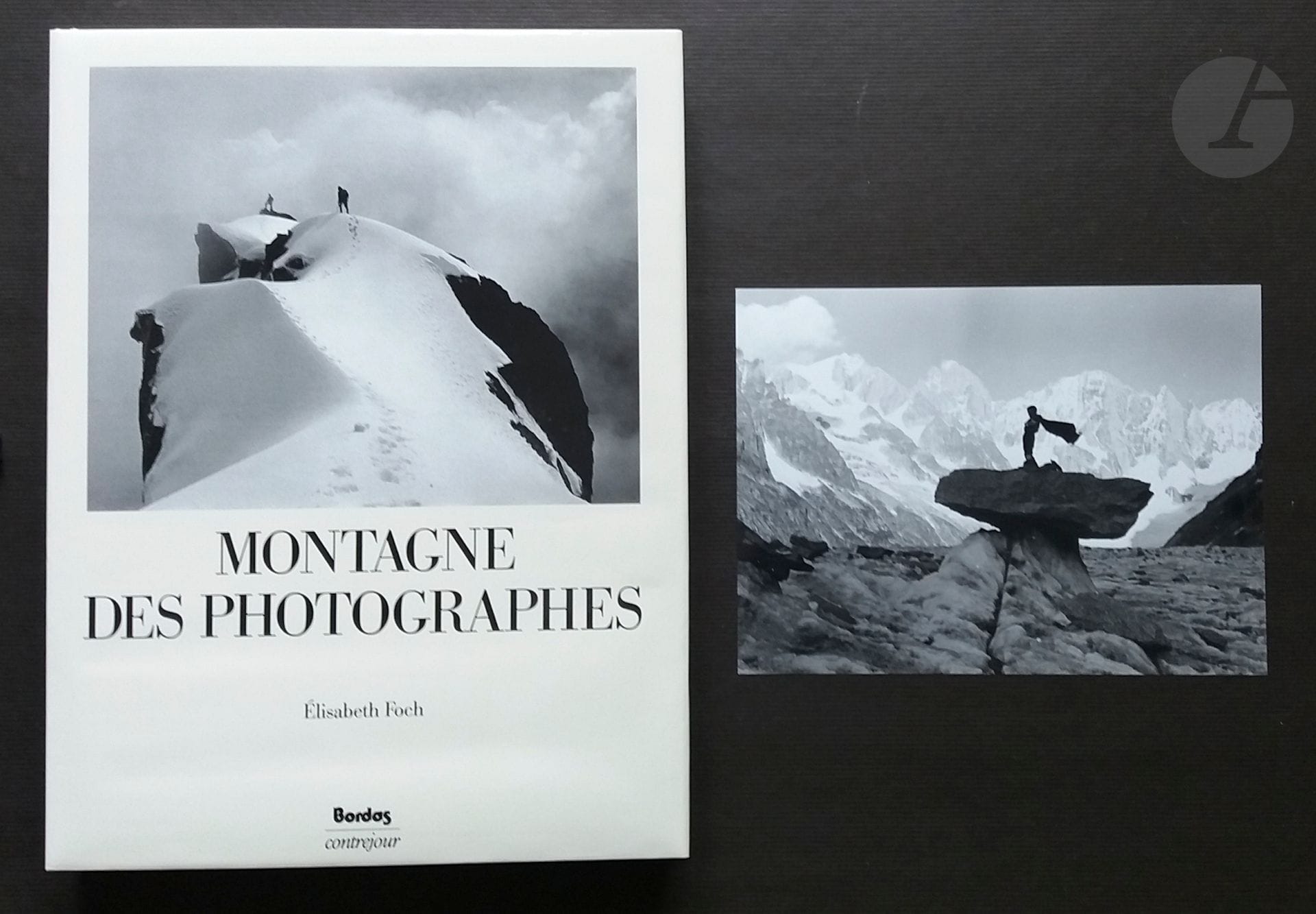FOCH, ELISABETH (1953)
Montagne des Photographes.
Bordas/Contrejour, 1989.
In-4 (37 x 27 cm). Édition originale, enrichie de 2 photographies 18 x 24 cm (un portrait photographique de l'auteur et une reproduction d'une photographie  de Gaston Rebuffat présente dans l'ouvrage. Photographies de Ansel Adams, Bisson Frères, Pierre Boucher, Raymond Depardon, Édouard Boubat, Brassaï, Jean Dieuzaide, Jean-Claude Gautrand, Hiroshi Hamaya, Vittorio sella, Sergio Larrain, Jean-Pierre Sudre, e.a. Cartonnage blanc sous jaquette illustrée rempliée et étui avec étiquette photographique.