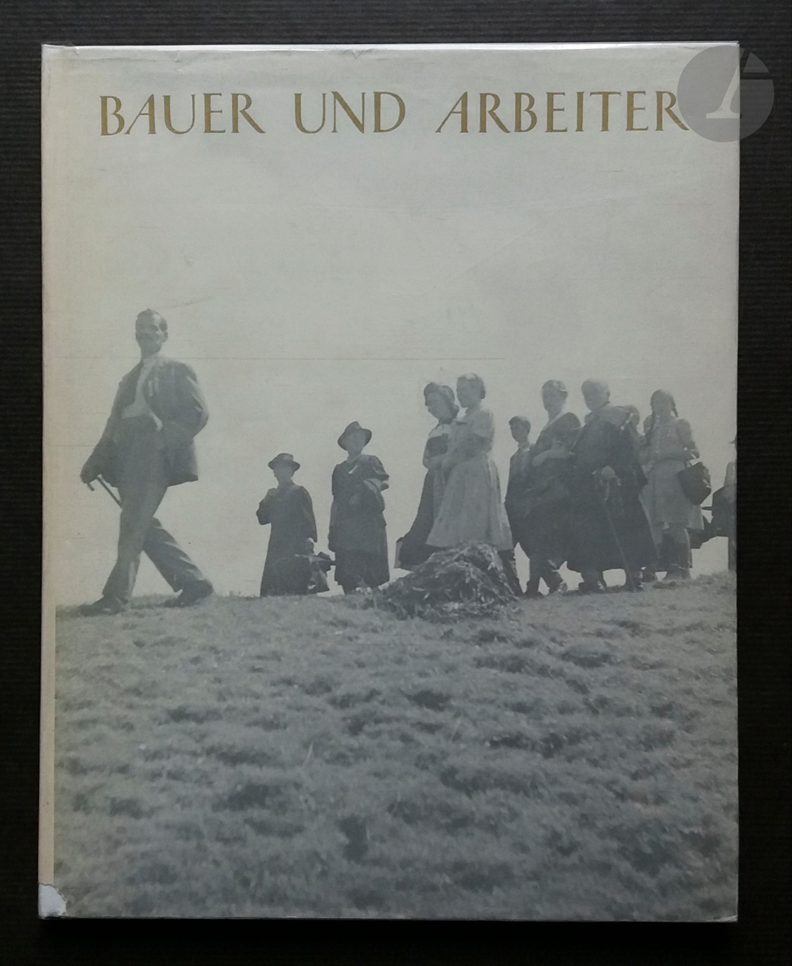 SENN, PAUL (1901-1953)
Bauer und Arbeiter.
70 Photos von Paul Senn.
Büchergilde Gutenberg, 1943.
In-4 (28 x 22 cm). Édition originale. Texte d'Arnold Kubler. 70 photographies d'ouvriers et paysans en Suisse dans les années 40 par Paul Senn. Relié avec jaquette.
