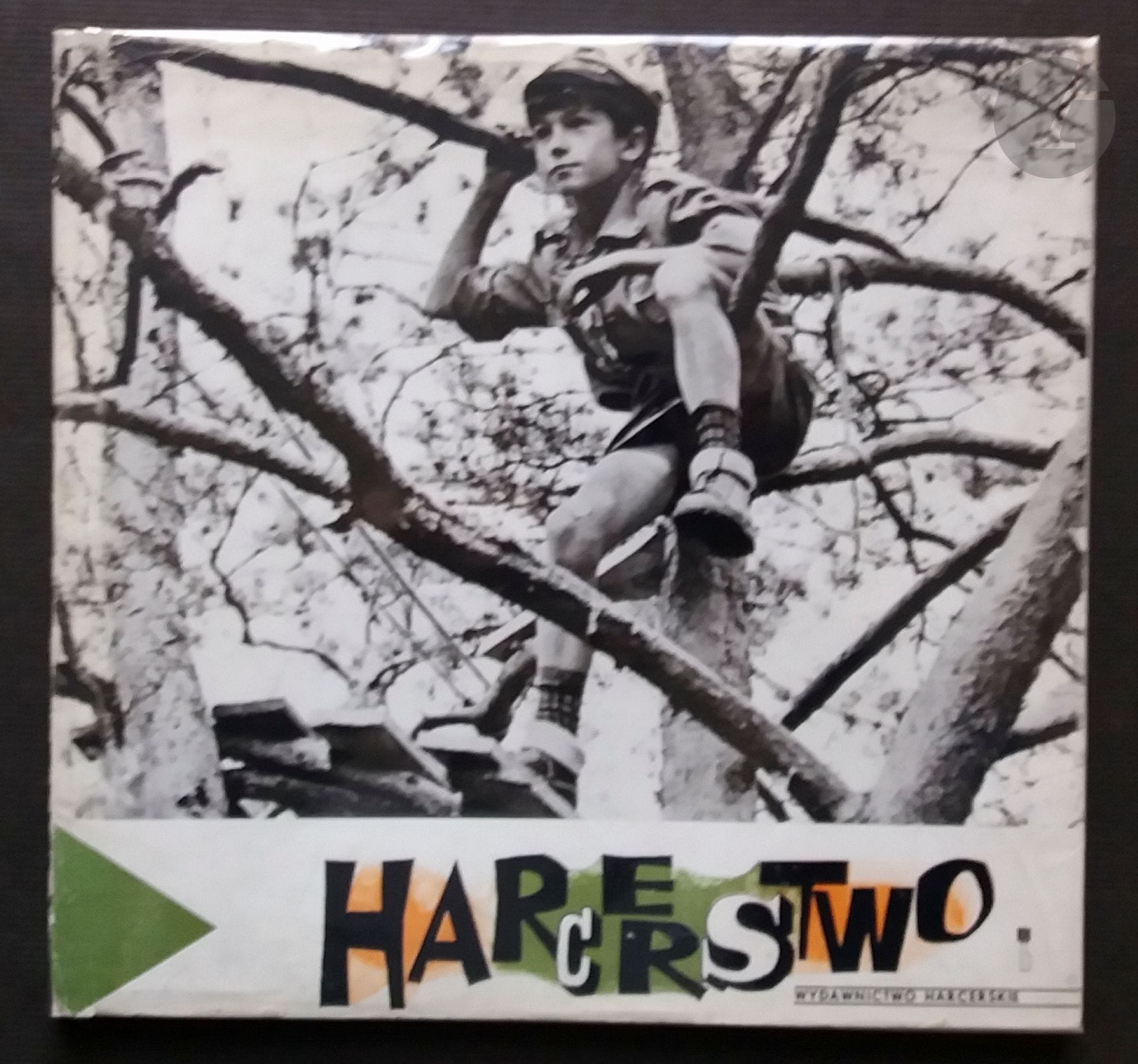 [SCOUTISME - POLOGNE]
Harcerstwo. 
Wydawnictwo Harcerskie, 1967.
In-4 (29 x 27 cm). Édition originale. 106 pages. Texte de Boleslaw Krasuski en polonais. Photographies de Tadeusz Bukowski, Andrzej Chmielewski, Zbigniew Klakla, e.a. Un livre sur le l'Union des Éclaireurs en Pologne. Traduction des textes en français, russe et anglais en fin d'ouvrage. Relié avec jaquette illustrée d'origine, bien conservée (légers défauts).
