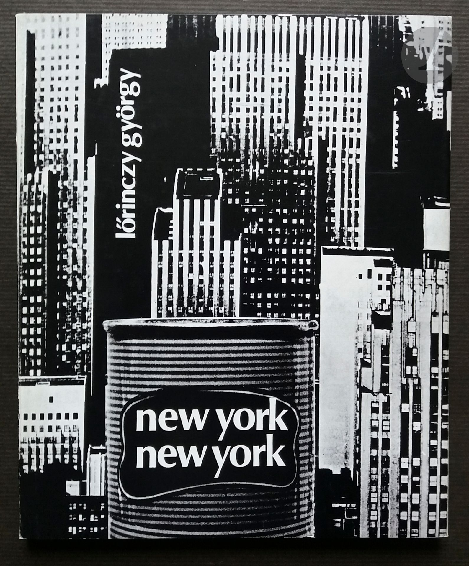 LORINCZY, GYÖRGY (1935-1981)
New York New York.
Schaden, 2004.
In-8 (25,5 x 20,5 cm). Réédition en fac-similé, tirée à 1000 exemplaires. Cartonnage noir avec titre doré sous jaquette illustrée. Bien complet du feuillet 4 pages en anglais inséré en page de garde.