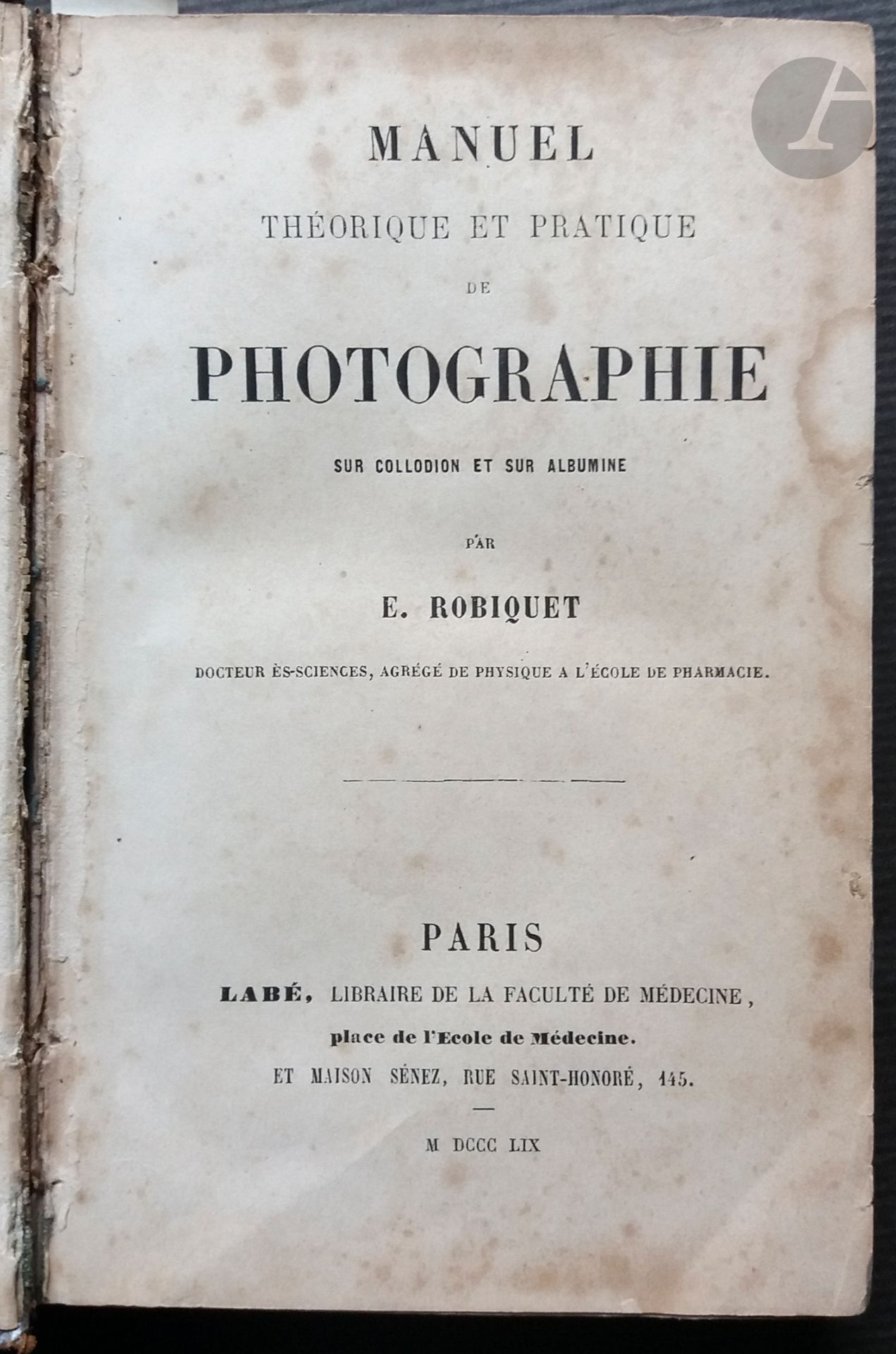ROBIQUET, Henri-Edmond (1822-1860)
Manuel théorique et pratique de Photographie sur Collodion et sur Albumine.
Labé, Librairie de la Faculté de Médecine, Paris, 1859.
In-12 (17 x 11 cm). Édition originale. 310 pages. Avec 39 figures dans le texte, une planche hors texte et  une photographie hors texte réalisée avec le procédé au charbon selon la technique de Henri Garnier et Alphonse Salmon, représentant la vue du tombeau du sultan Mahmoud à Constantinople. Des rousseurs dans l'ensemble de l'ouvrage. Un manque de papier dans le coin supérieur droit des pages 1/2, empêchant la lecture de quelques mots sur seulement 3 lignes. Reliure demi-cuir avec titre doré au dos.