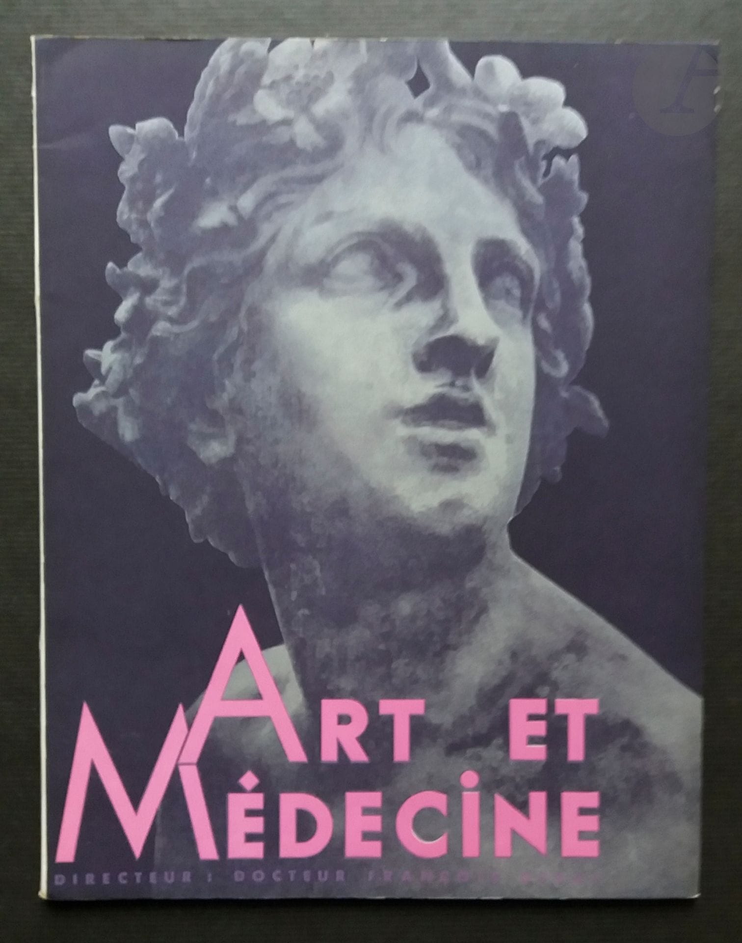 ART ET MÉDECINE
Revue mensuelle réservée au corps médical.
Numéro de Janvier 1933
Photographies d'André Kertesz, e.a.
In-4 (30 x 24 cm). Édition originale. 48 pages. Numéro consacré au Nord de la France, avec 19 photographies d'André Kertesz, reproduites en héliogravure et aussi la participation d'Ylla et de Victor Borel. Textes de Pierre Mac-Orlan, Colette, e.a. Couverture souple illustrée.