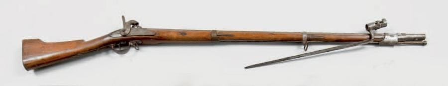 Fusil d'infanterie modèle 1822 T bis. Canon rond, à pans au tonnerre, poinçonné. Platine gravée «Mre Rle de Tulle». Garnitures en fer. Crosse en noyer (busc retaillé). Baguette en fer. A.B.E. Avec une baïonnette à douille
