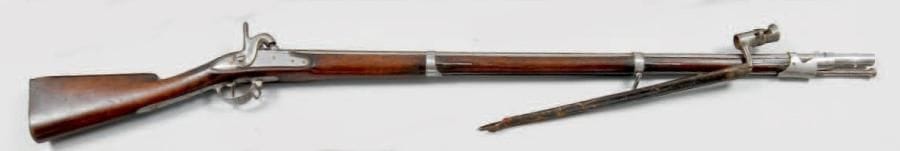 Fusil d'infanterie modèle 1822 T bis. Canon rond à pans au tonnerre, poinçonné, matriculé et daté «MR 1838». Queue de culasse marquée «1822 T bis». Platine gravée «Mre Rle de Châtellerault». Garnitures et baguette en fer. Crosse en noyer. B.E. Avec une baïonnette à douille à fourreau en cuir (manque la bouterolle)