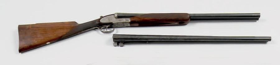 Fusil de chasse à platines Lopal Fusil. Avec deux paires de canons: - Canons juxtaposés de 74 cm, calibre 12-70 éjecteurs. - Canons juxtaposés de 68 cm, calibre 12-70 éjecteurs. Crosse en noyer quadrillé de 40 cm avec rallonge de 5,5 cm (devant accidenté). 5e catégorie