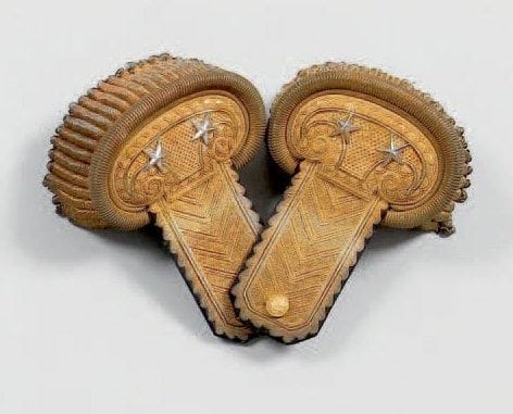 Paire d'épaulettes de général de brigade. En passementerie en canetille et paillettes or à deux étoiles d'argent, à grosses torsades sur support en cuir. Doublées de drap bleu. Boutons dorés au modèle des Généraux. B.E. Monarchie de Juillet