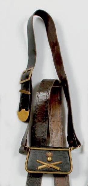 Giberne d'officier d'artillerie 1860-1880. Coffret en cuir noir. Motif aux canons croisés sous grenade, côtes et garnitures en laiton. Bandoulière de troupe en cuir noir. Boucle et motif en laiton. A.B.E. IIIe République