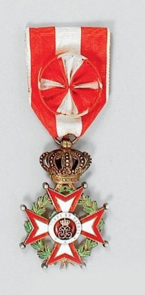 MONACO
Ordre de Saint-Charles, fondé en 1858. Croix d'officier. Vermeil et émail (infimes cheveux). Ruban à rosette. T.T.B