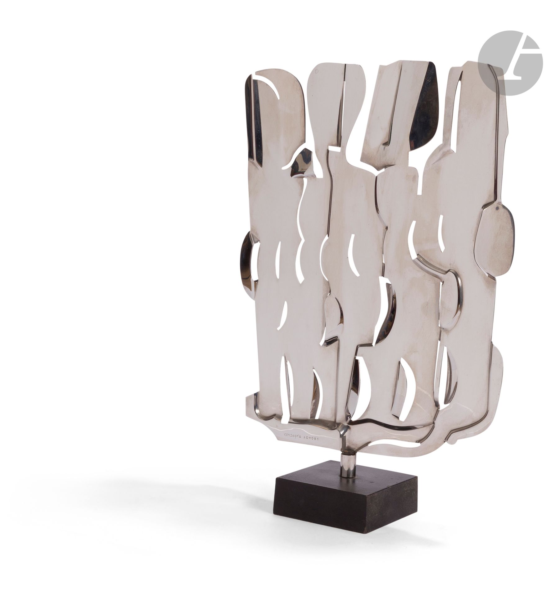 Pietro CONSAGRA [italien] (1920-2005)
Girevole, 1975
Sculpture en métal chromé.
Signée à la base.
Numérotée « ACM081 ».
Édition Alessi SpA, Crusinallo.
43 x 29 x 10 cm