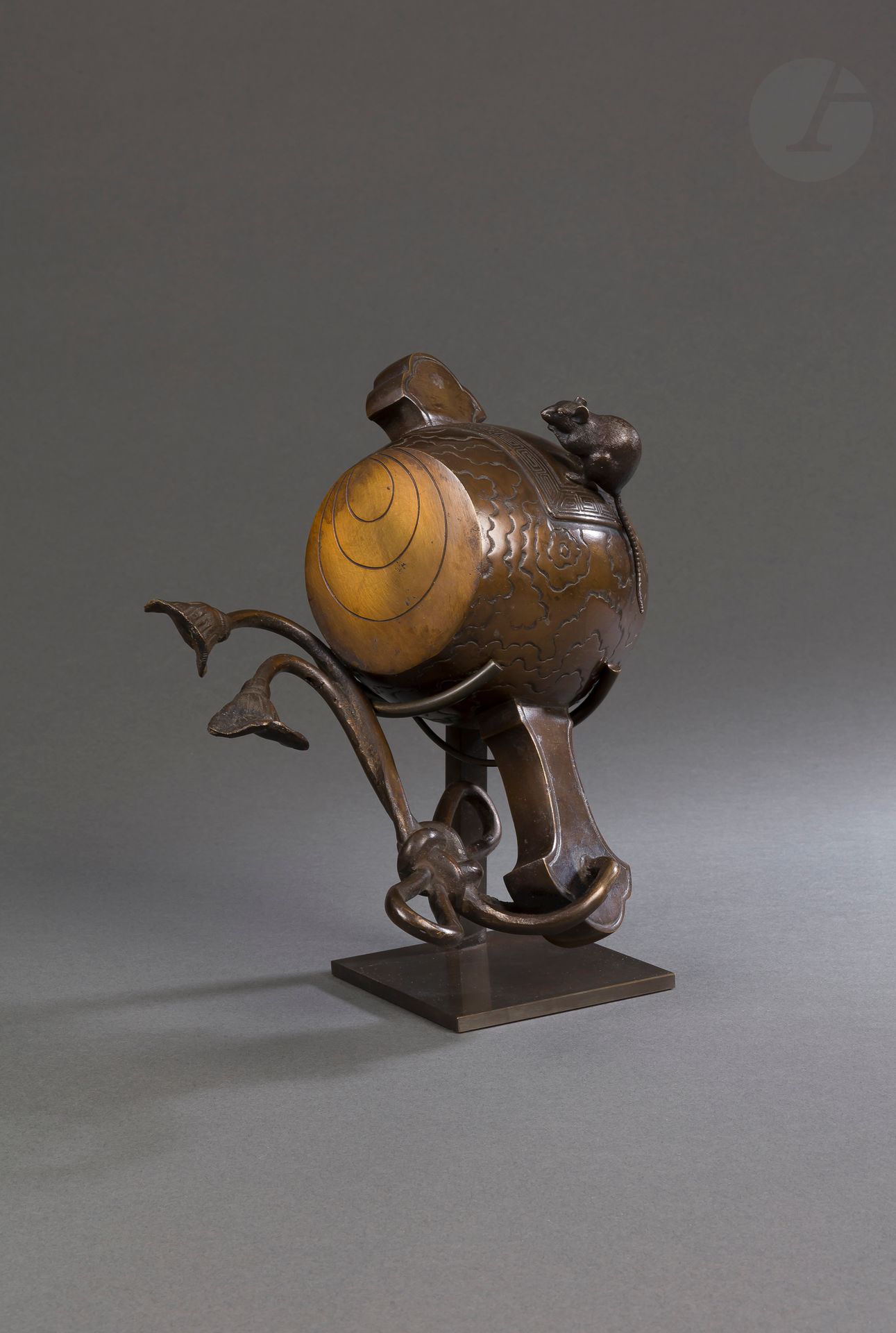 Okimono en alliage de cuivre, Japon, époque Meiji (1868-1912)
Représentant le maillet de Daikoku sur lequel se tient une petite souris.
Signé Juzan - 壽山.
Hauteur : 27 cm

