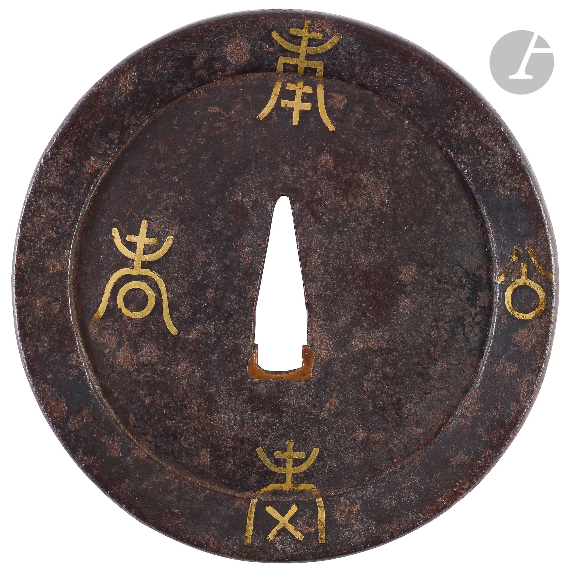 Iron tsuba in the Shoami style, Japan, 17th - 18th century
Of maru gata form with a wide rim. Inlaid in hirazogan of sentoku of archaic characters. Not signed.
8,6 cm

Provenance :
Former Grataloup collection.

