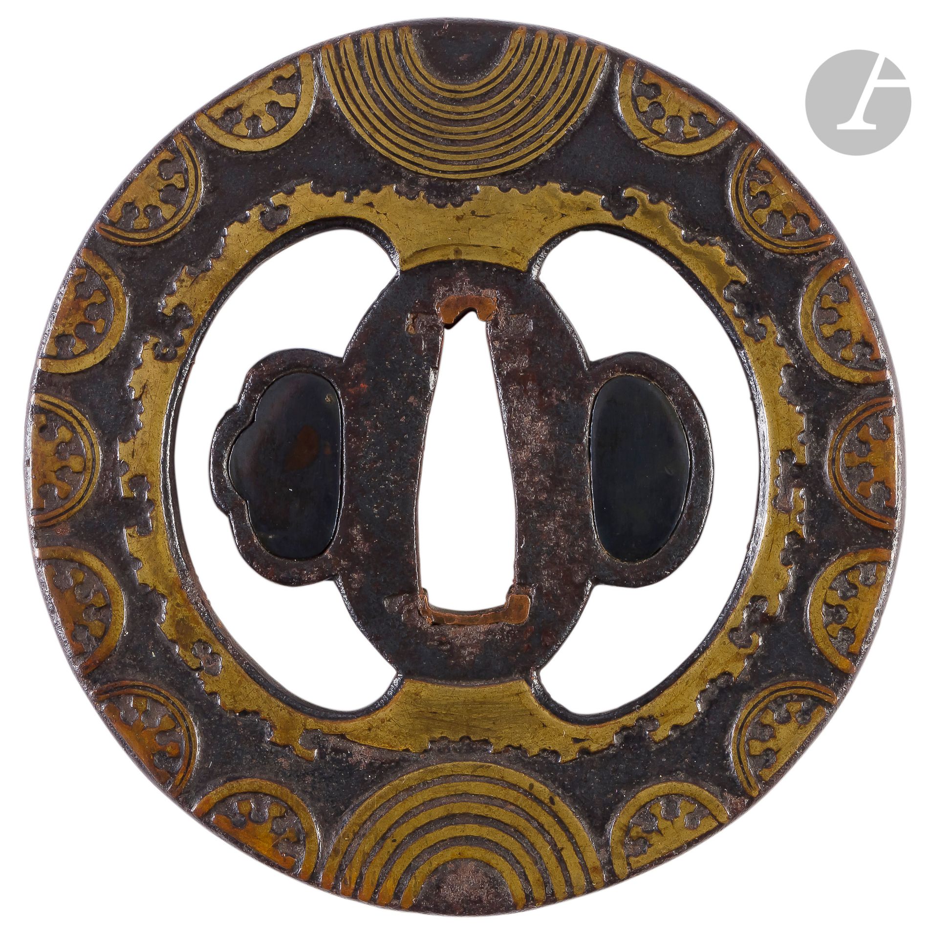 Iron tsuba in the Heianjo style, Japan, 16th - 17th century
Of maru gata form with large namako motifs and inlaid with stylized snowflakes and uzumaki zogan (spirals) in sentoku.
8,3 cm

Provenance :
Former Grataloup collection.

