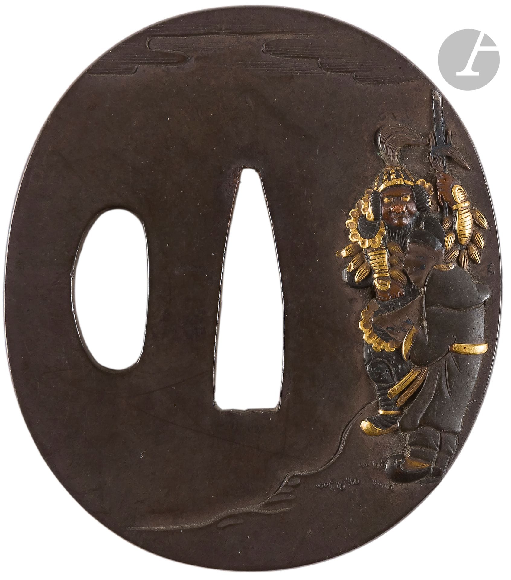 Tsuba de tanto de forme nagamarugata en shibuichi, Japon, XIXe siècle
Ciselée en léger relief et décorée en iroe takazogan des deux héros chinois Chōryō (Zhang Liang en chinois) et Han Kai (Fan Kuai en chinois) dans la légende du festin de la porte Hong (Kō-mon no Kai). Au revers, un décor ciselé et incrusté d’une cascade et de feuilles de bambous. Un kakihan non identifié est incrusté en hirazogan sur le seppadai. Vieille étiquette de collection collée sur le revers de la tsuba.
5,9 x 5,3 cm

