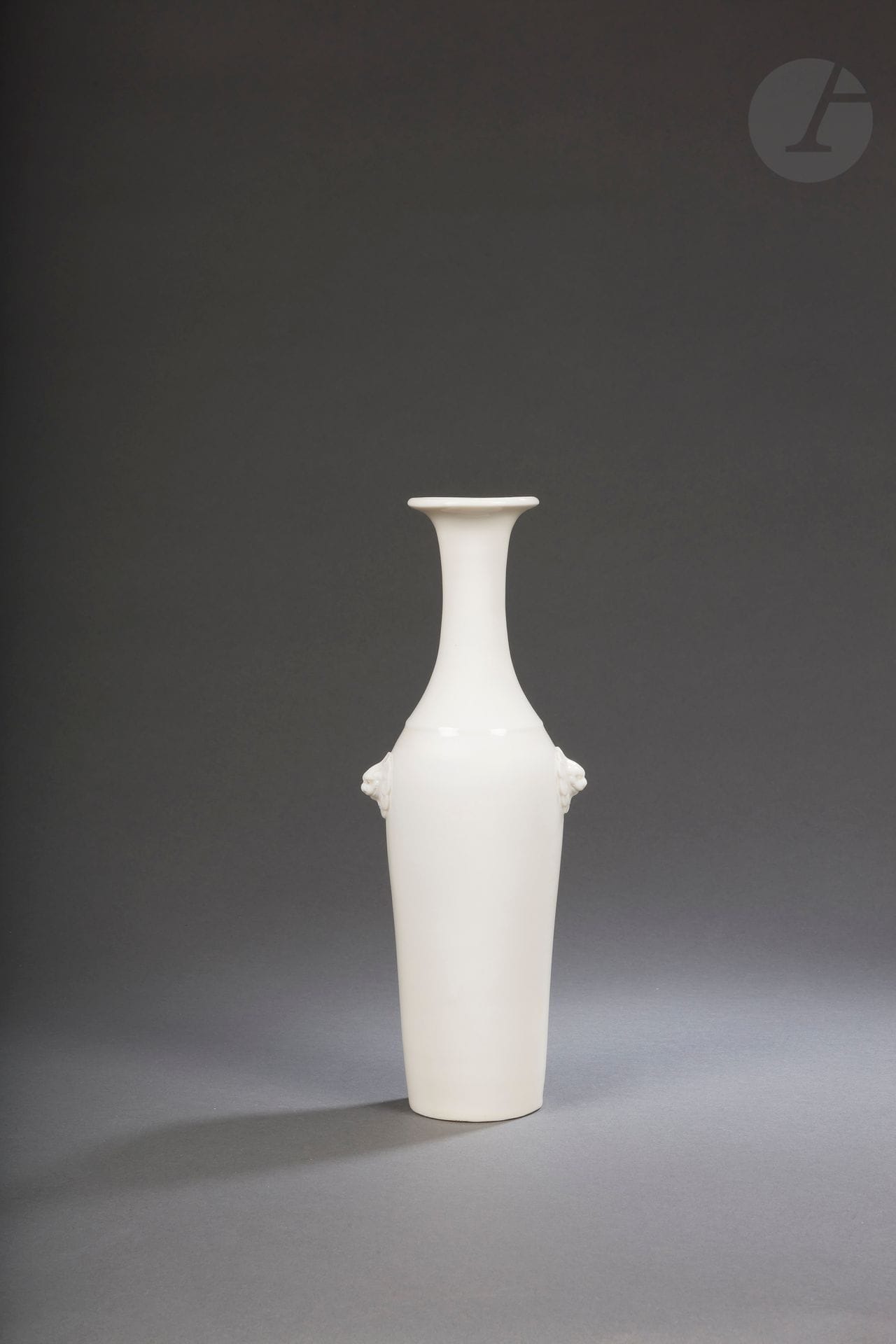 White China porcelain baluster vase, Dehua, China, 17th-18th century
The elongated and slender body under a pavilion-shaped opening, it is further decorated on each side of the slightly sloping shoulder with a pair of molded lion masks, under an indentation surrounding the lower part of the neck. The glaze is ivory white. Xuande mark with six characters in zhuanshu below.
Height : 36,5 cm

Comparison:
For a similar pair see: Christie's, The Imperial Sale / Important Chinese Ceramics and Works of Art, May 28, 2014, lot 3455.

十七-十八世纪 - 德化窑白釉狮耳柳叶瓶


