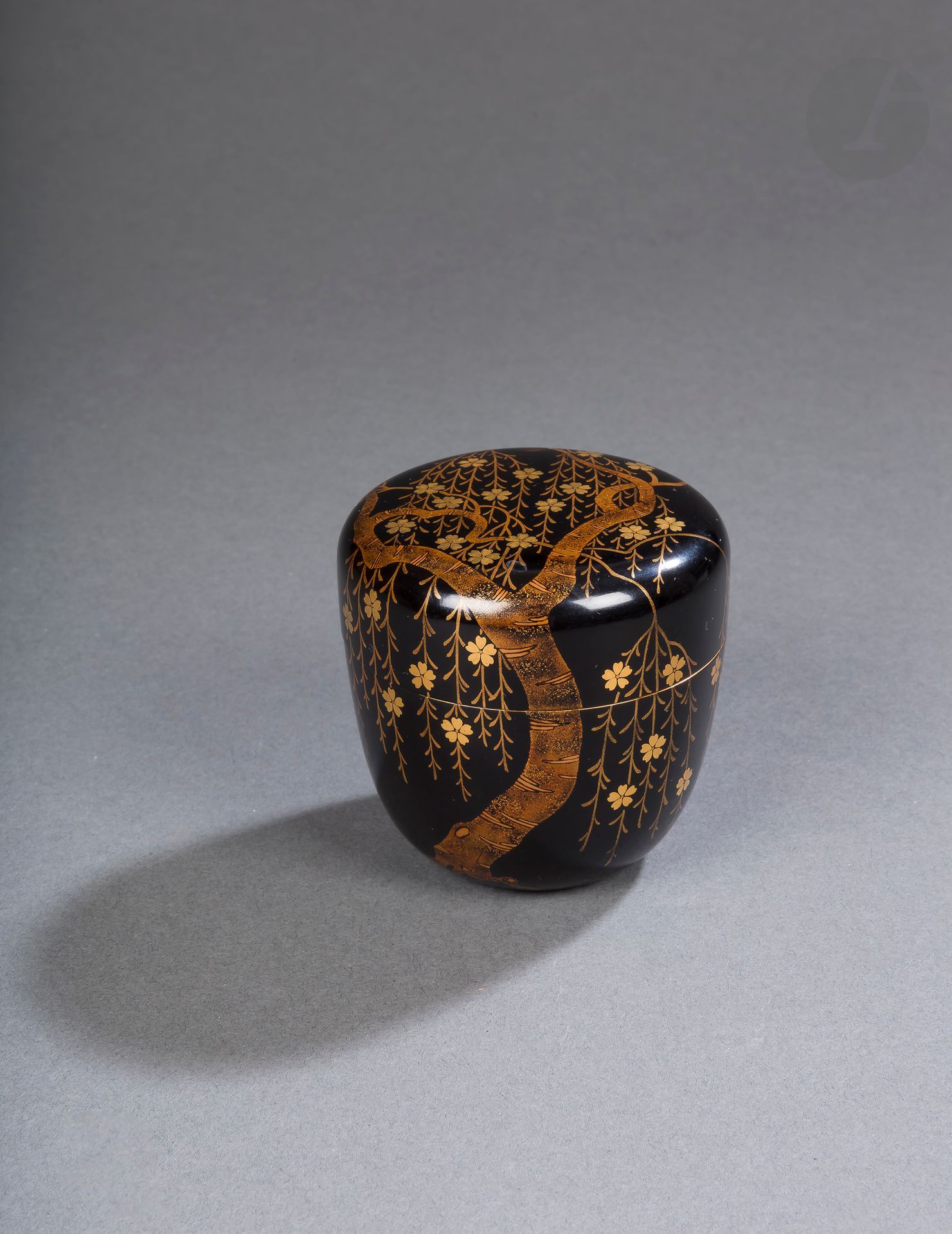 Natsume, tea powder box, Japan, Taishô-Shôwa period 
Wood and kodaiji maki-e lacquer on roiro background with togidashi and nashiji decoration of cherry blossoms. The inside of the natsume in nashiji lacquer.
Height : 7 cm

Private collection in Paris - lots from 78 to 127, 219 and 220