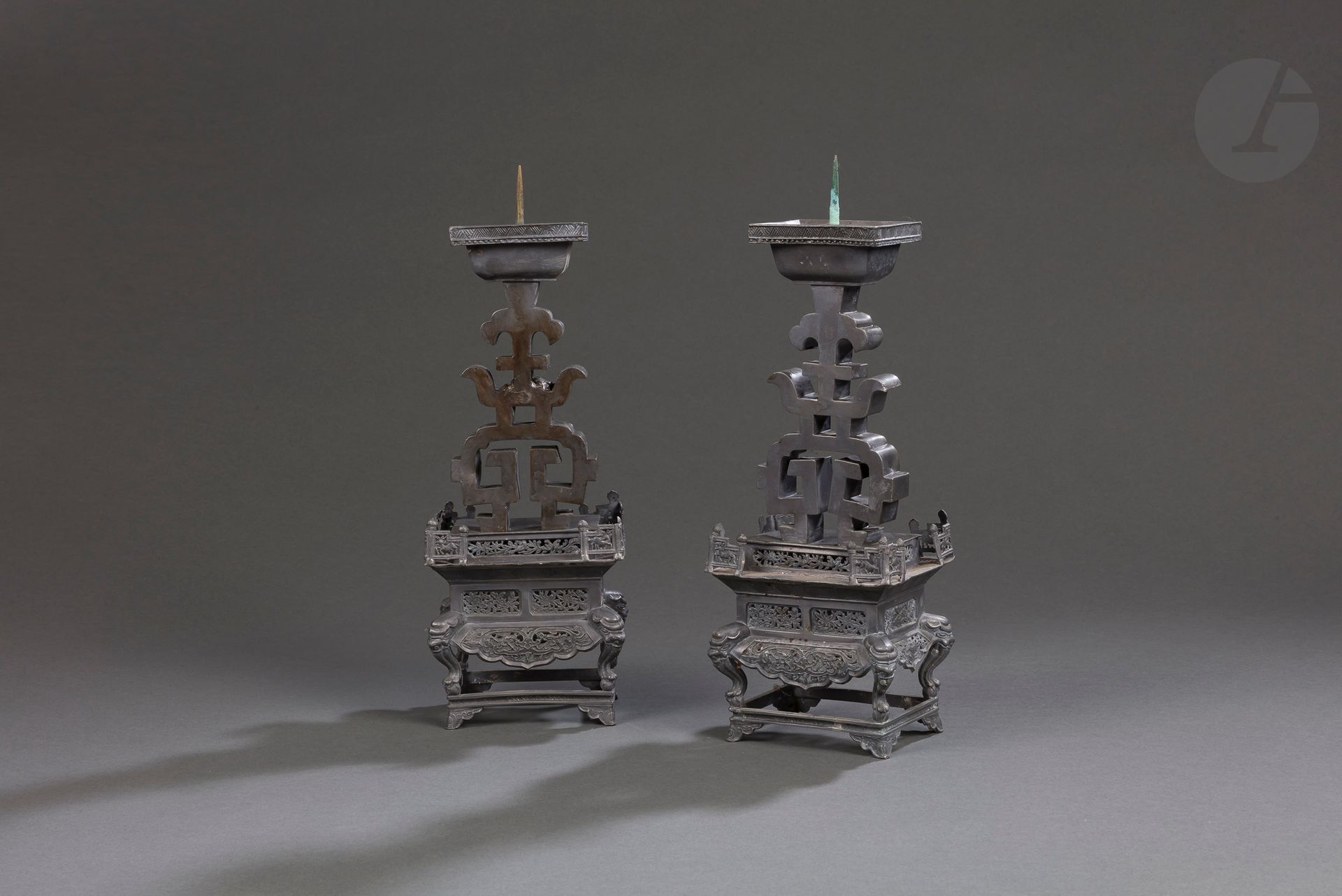 Pair of pewter candlesticks, China, 19th century
The shafts decorated with a shou sign resting on a terrace with small openwork balustrades of deer and bird motifs in foliage. Below, a base with openwork decoration of flowers, dragons, bats and phoenixes, finished by four feet with mythical animal heads and clawed legs resting on a ball. The whole on a last small base with short feet. The wicks of rectangular shape.
Height : 35 cm

十九世纪 - 锡制寿字鹿鸟祥瑞纹烛台

