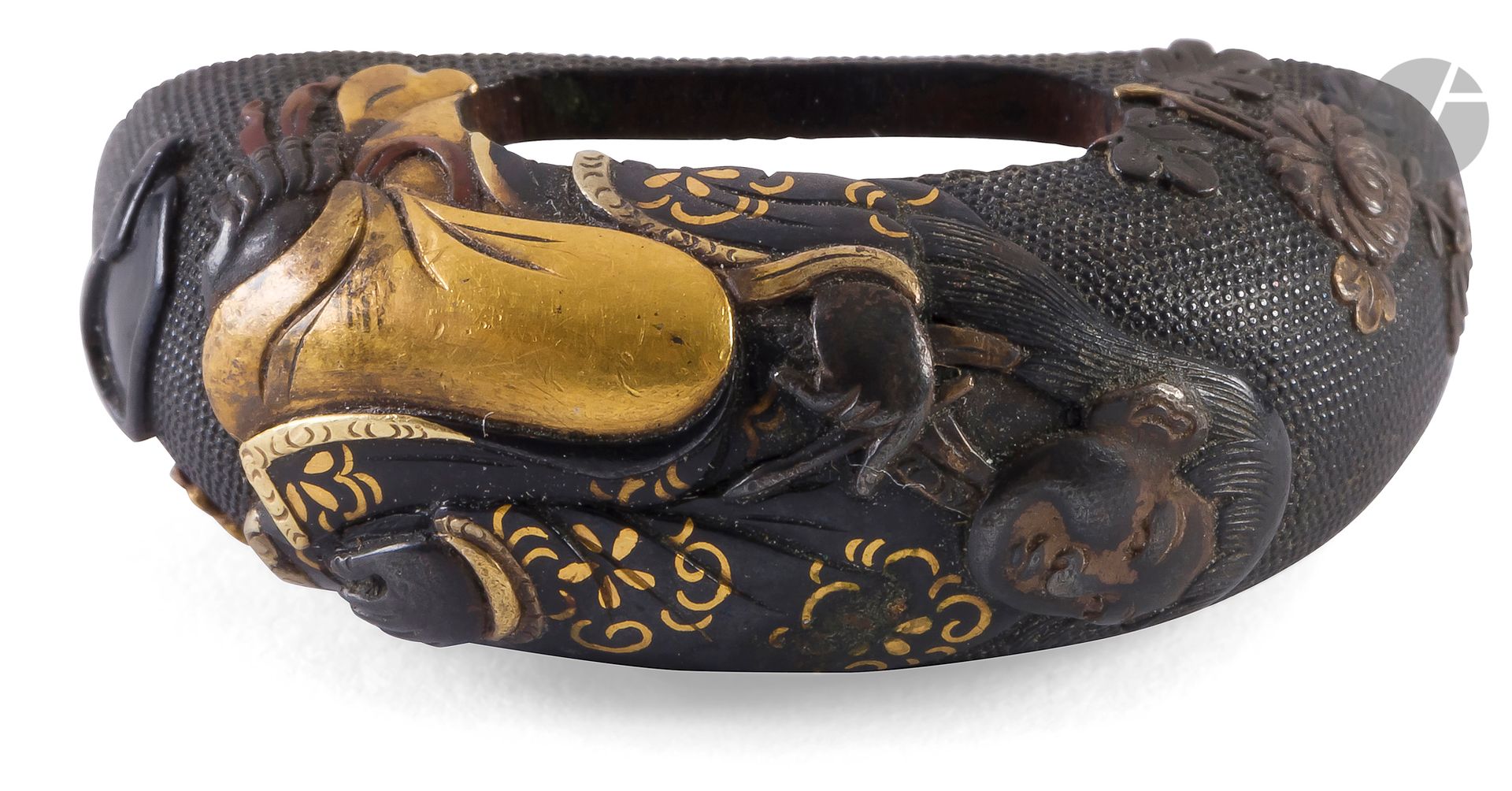 Kurikata in shakudo with nanako background, Japan, Edo period, 19th century
Chiseled and inlaid in iroe takazogan and hira zogan of Kikujido among chrysanthemums. Not signed.
Length : 3,2 cm
Missing shitodome.

Provenance:
Former Grataloup collection.

