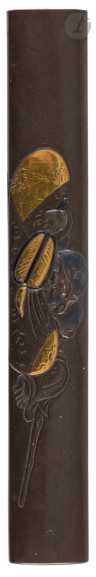 Kozuka en shibuichi, école de Nara, Japon, XVIIIe - XIXe siècle
Gravé, ciselé et incrusté en haut-relief, en shakudo, or et argent, de Hotei somnolant sur son sac à trésor, son éventail à la main. Non signé.
Longueur : 9,7 cm

Provenance : 
Ancienne collection Grataloup.

