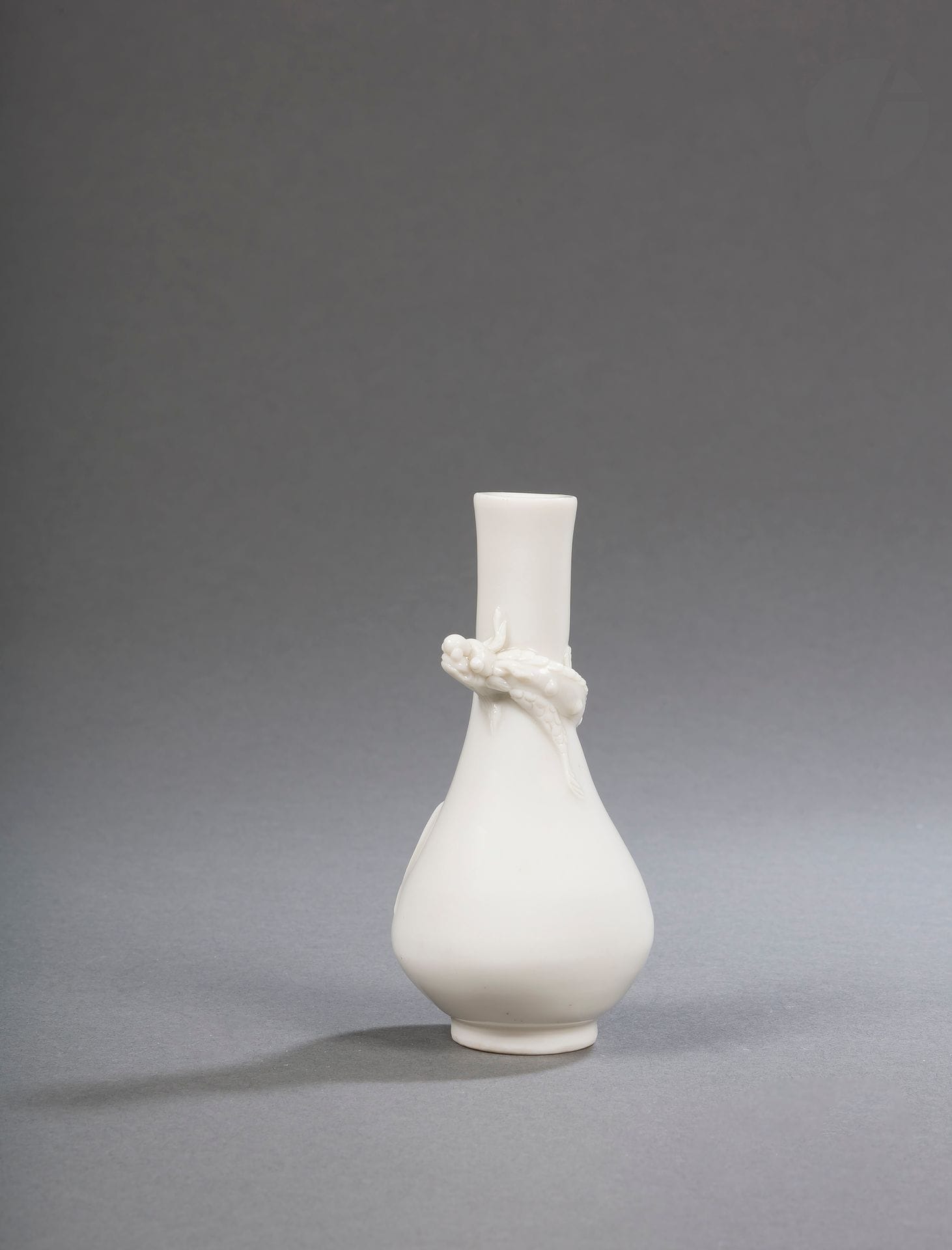 Petit vase en porcelaine Blanc de Chine, Dehua, Chine, XVIIe siècle
De forme bouteille montrant une belle couleur ivoire, il est moulé en relief d’un petit dragon à écailles et longue queue, enroulé autour de la panse et du col légèrement évasé. Il repose sur un petit pied droit et large. Le talon non émaillé.
Hauteur : 12 cm

十七世纪 - 德化窑白釉贴塑蟠龙长颈瓶

Collection particulière parisienne - lots de 78 à 127, 219 et 220