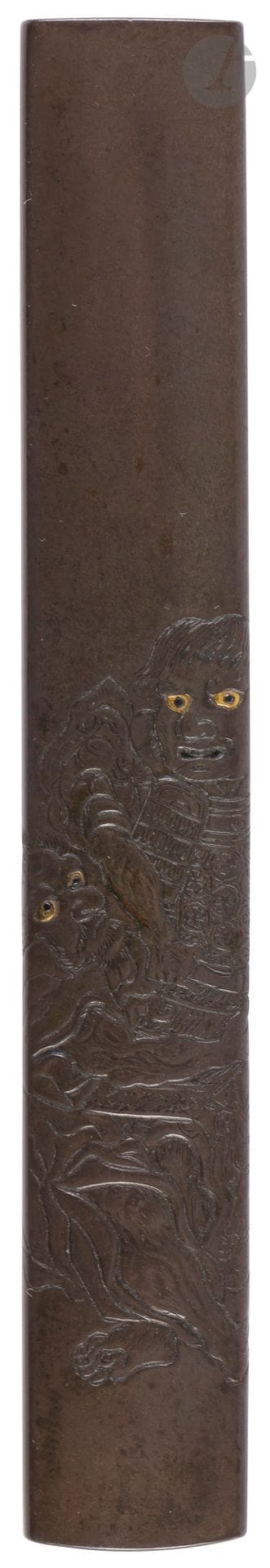 Kozuka en shibuichi, école de Nara, Japon, époque Edo (1603-1868)
Ciselé en shishiaibori illustrant la légende Kusazuri biki avec Asahina Yoshi tirant sur le kusazuri de l’armure de Soga no Goro. Revers en yasurime. Porte une signature gravée Joi - 乘意 (Issando Joi - 蠶堂乘意) et un cachet en kinzogan Nagaharu - 永春.
Longueur : 9,6 cm

Provenance : 
Ancienne collection Grataloup.


