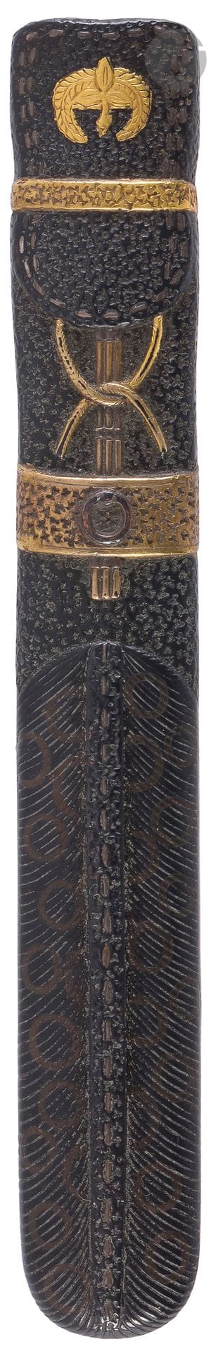 Kozuka en shakudo, Japon, milieu de l’époque Edo, XVIIIe siècle
Sculpté en forme d’un utsubo, carquois en fourrure et cuir portant un mon dit « sagari fuji », les détails comme les cordons et les sangles sont incrustés d’or et d’argent. L’arrière en yasurime et doré en tokin. Non signé.
Longueur : 9,8 cm

Provenance : 
Ancienne collection Grataloup.

